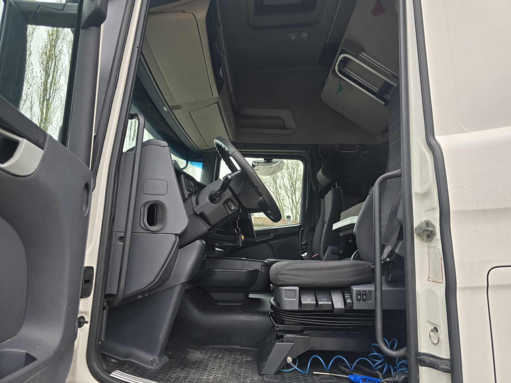 
								TRATTORE STRADALE SCANIA R410 completo									
