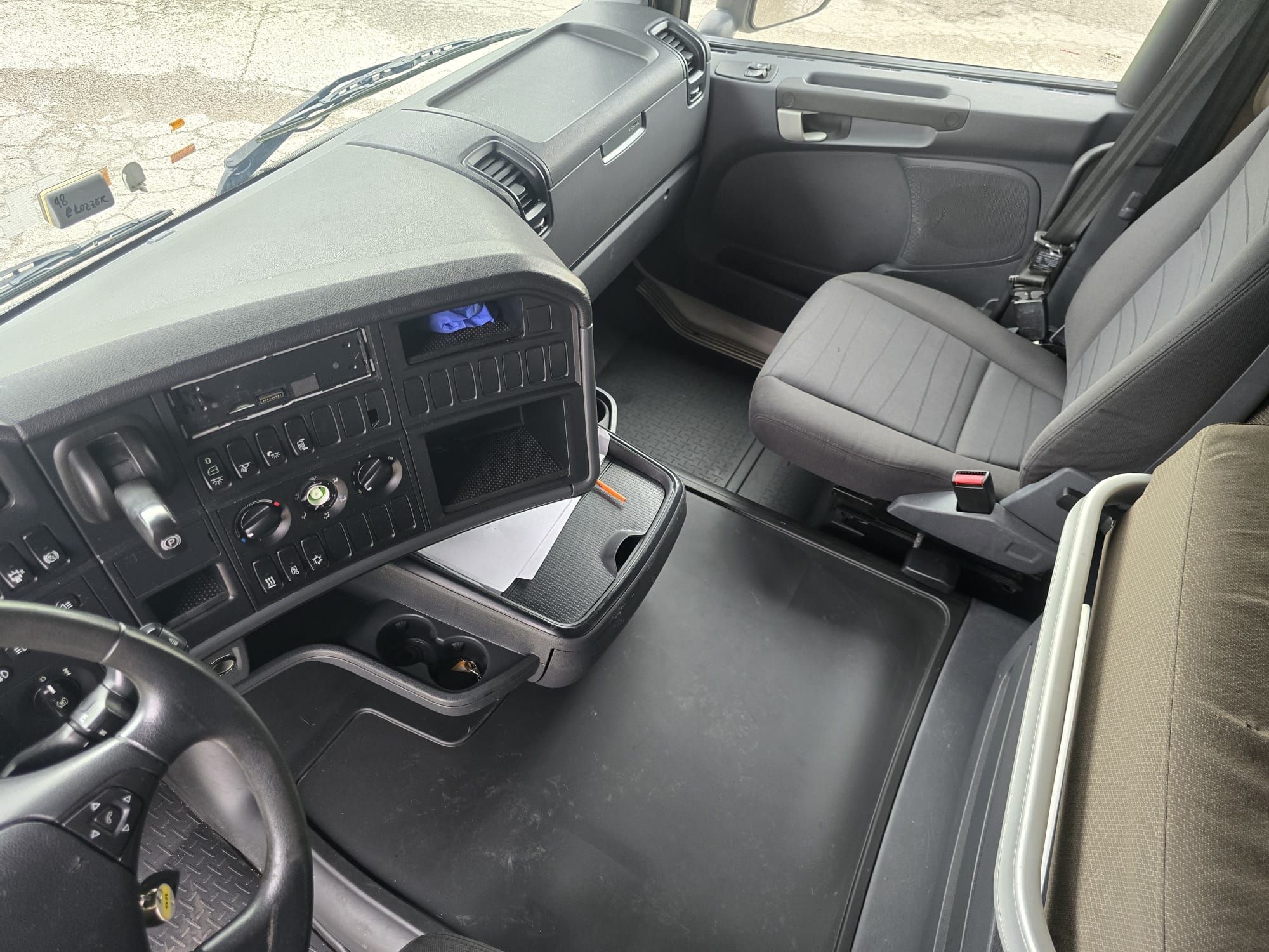 
								TRATTORE STRADALE SCANIA R410 completo									