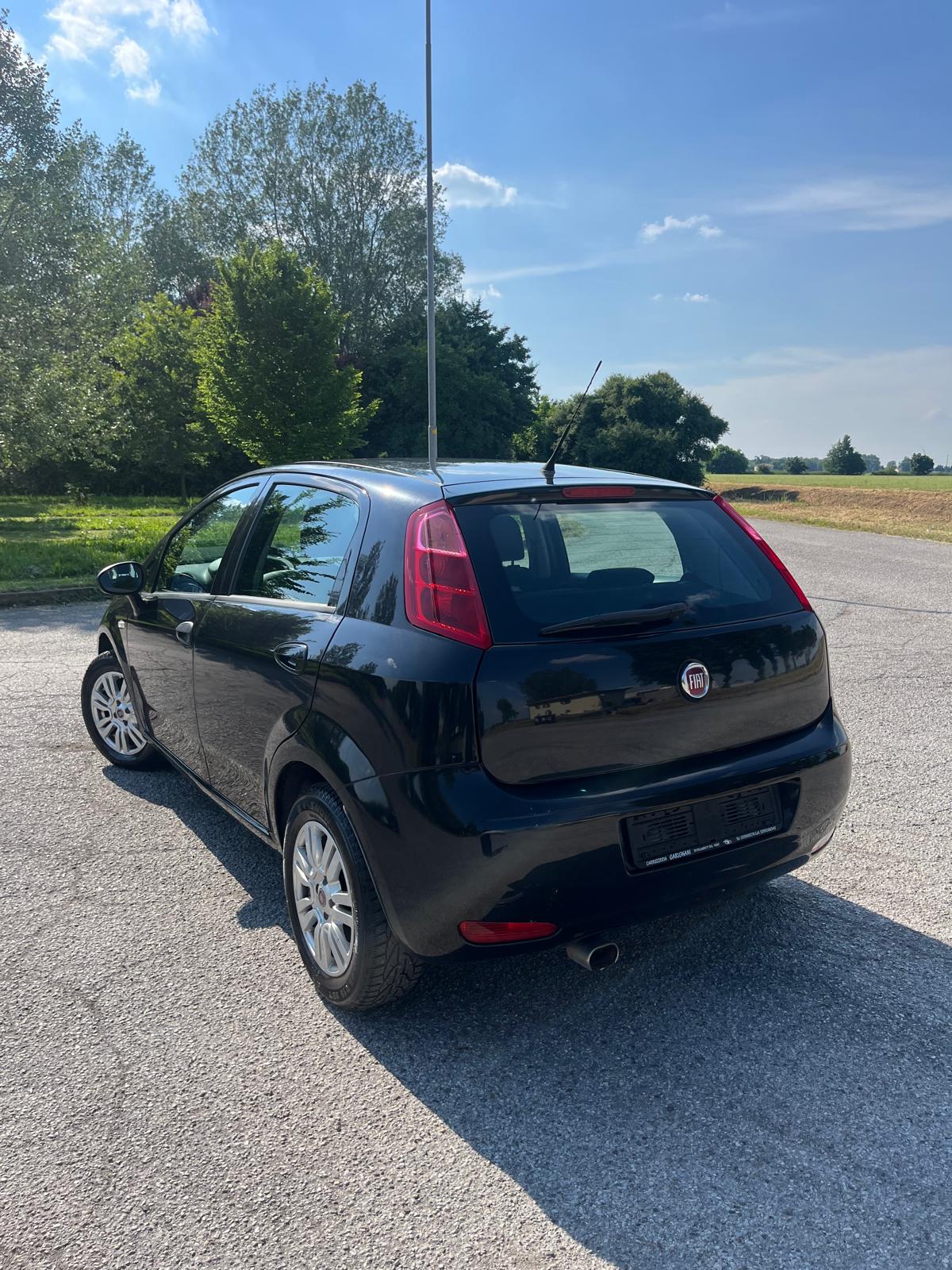 
								FIAT PUNTO POP NATURAL POWER completo									