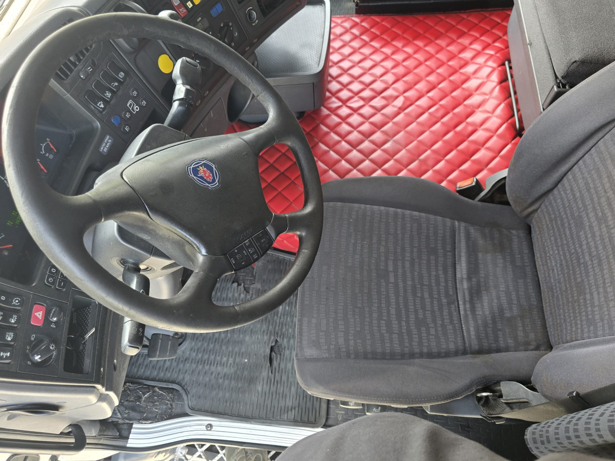 
								TRATTORE STRADALE SCANIA R470 completo									