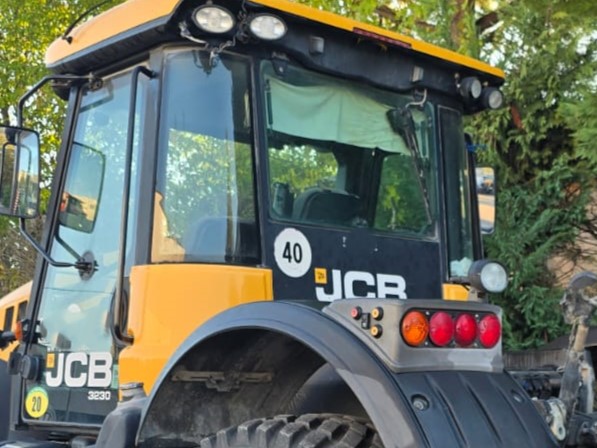 
								TRATTORE AGRICOLO JCB completo									
