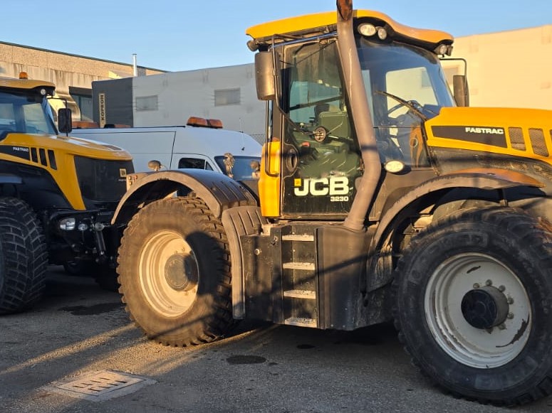 
								TRATTORE AGRICOLO JCB completo									