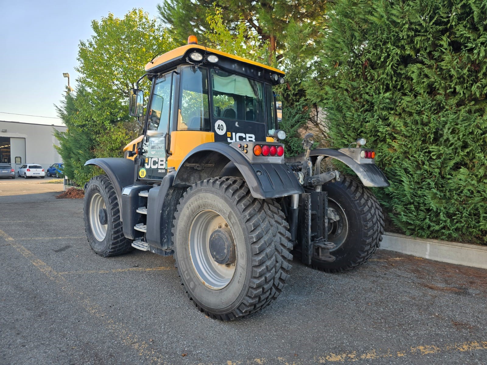 
								TRATTORE AGRICOLO JCB completo									