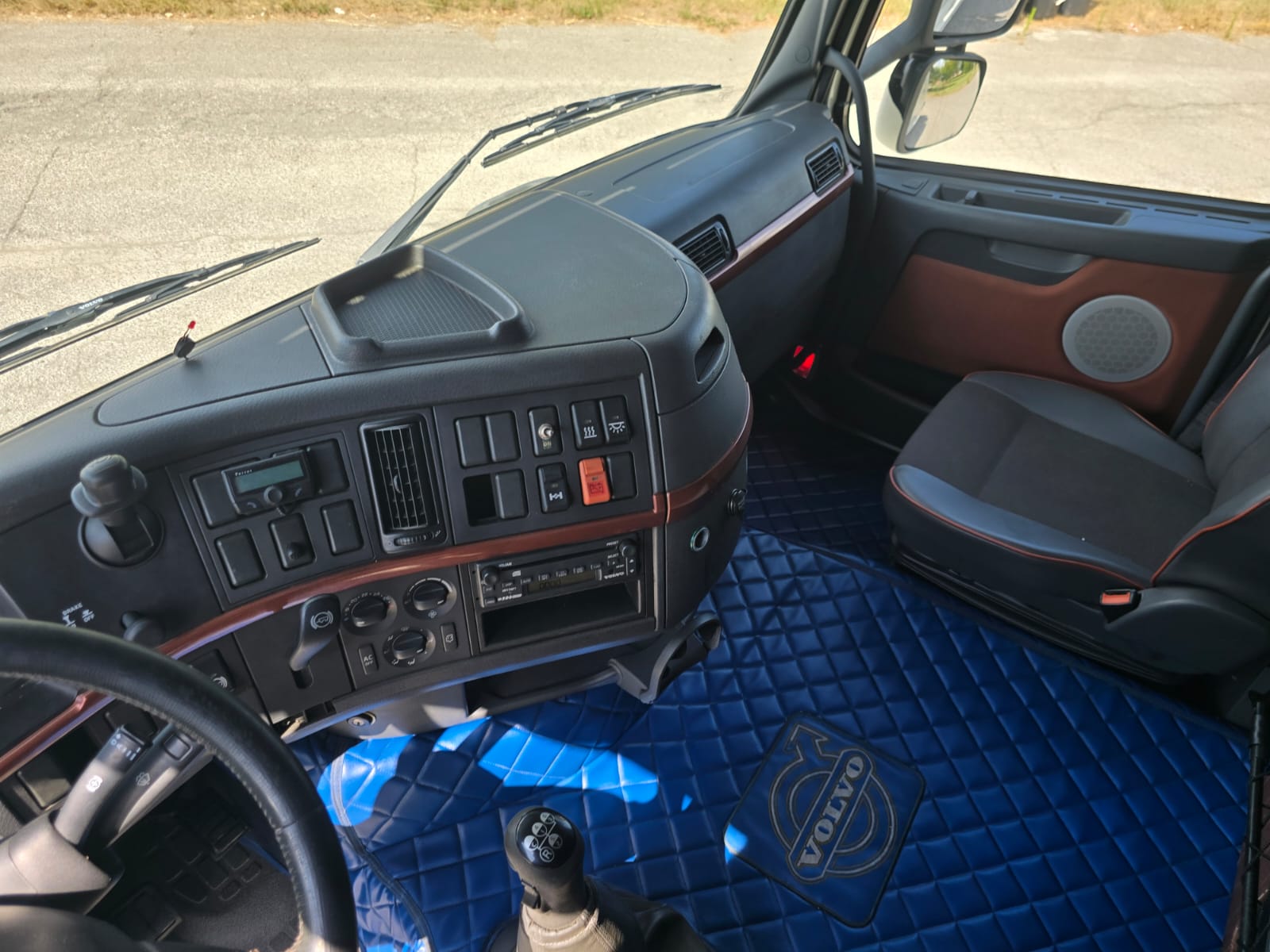 
								TRATTORE STRADALE A DISCO VOLVO FH16 550 completo									