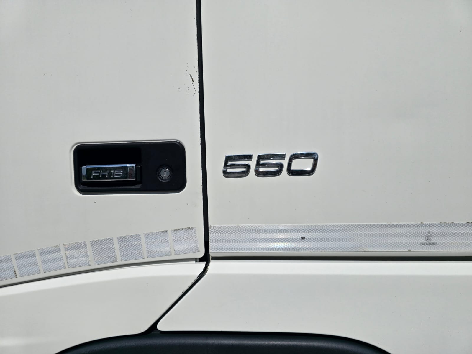 
								TRATTORE STRADALE A DISCO VOLVO FH16 550 completo									