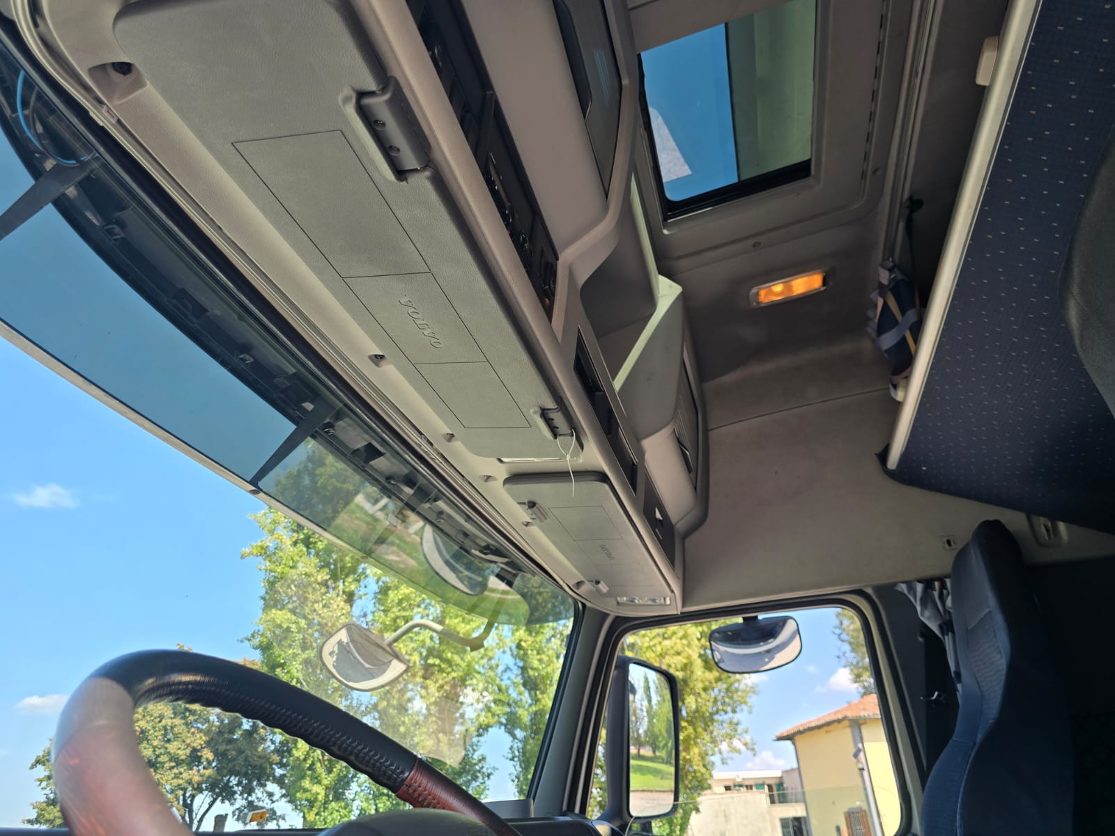 
								TRATTORE STRADALE VOLVO FM 450 completo									