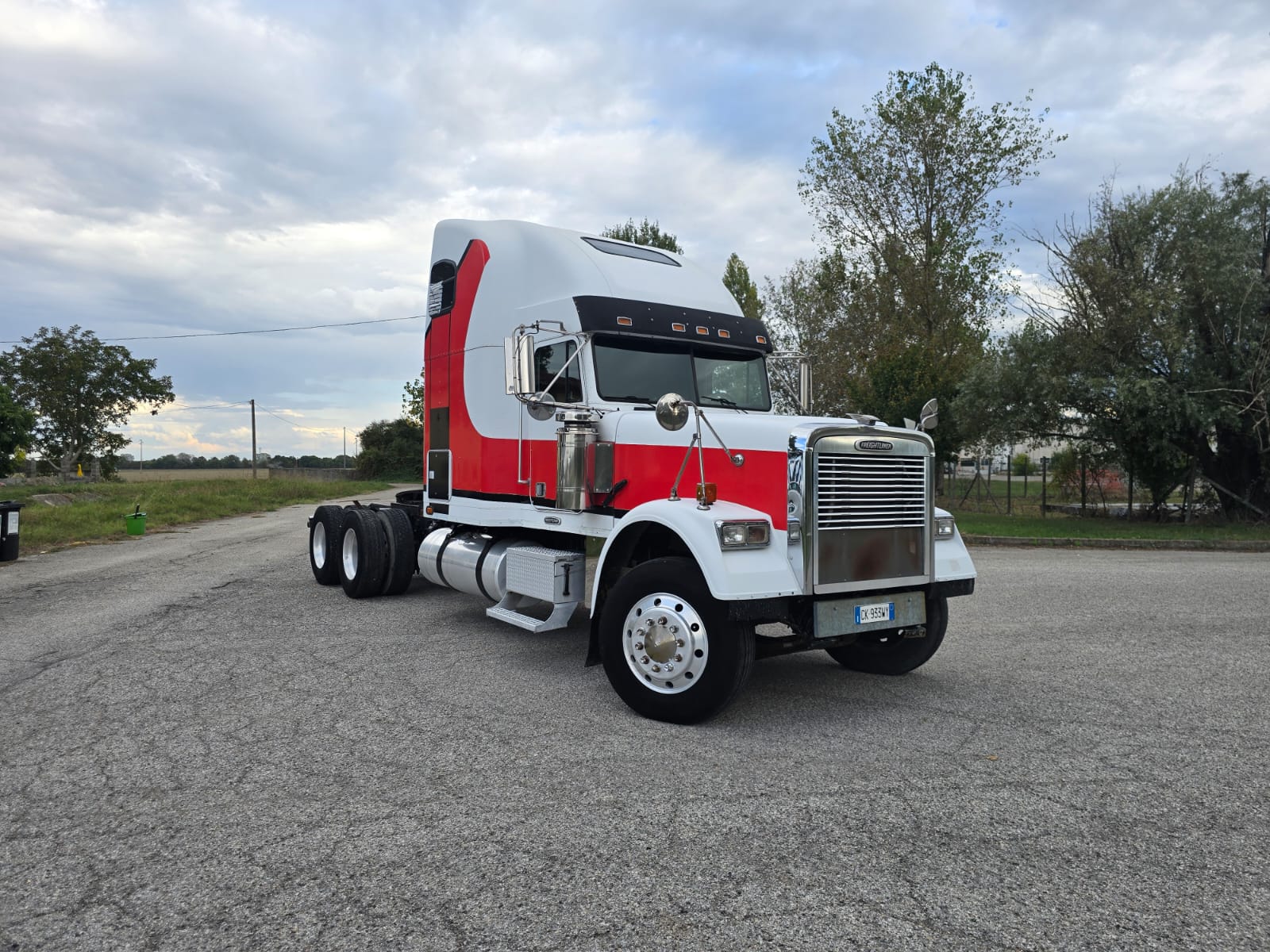 
								TRATTORE STRADALE FREIGHTLINER completo									