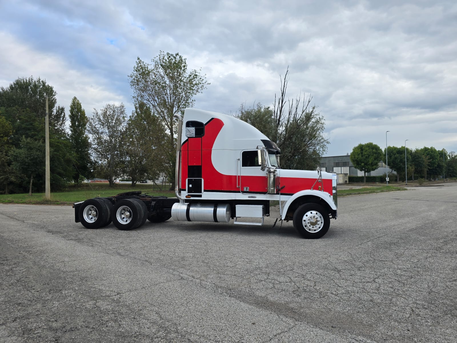 
								TRATTORE STRADALE FREIGHTLINER completo									