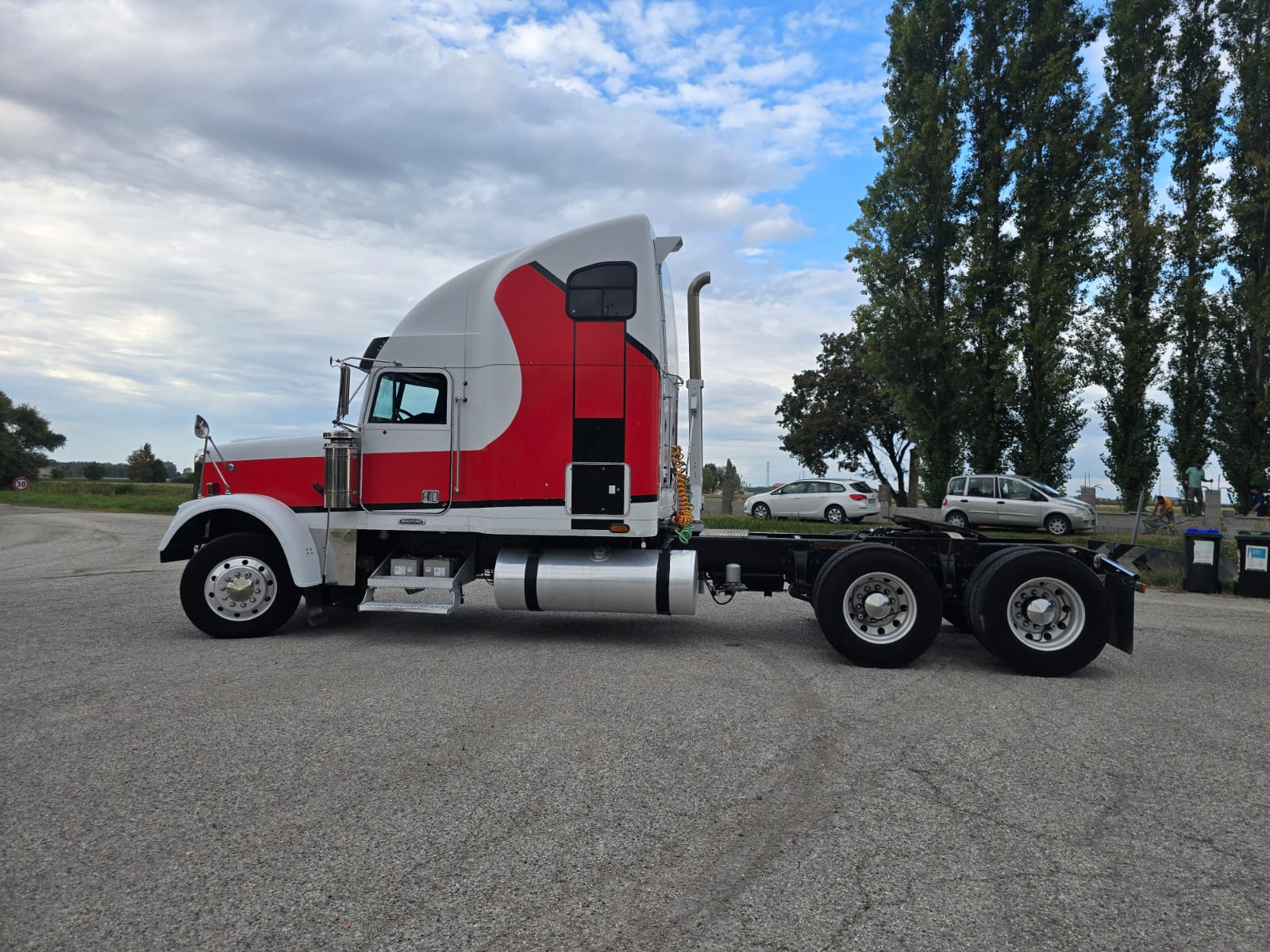 
								TRATTORE STRADALE FREIGHTLINER completo									