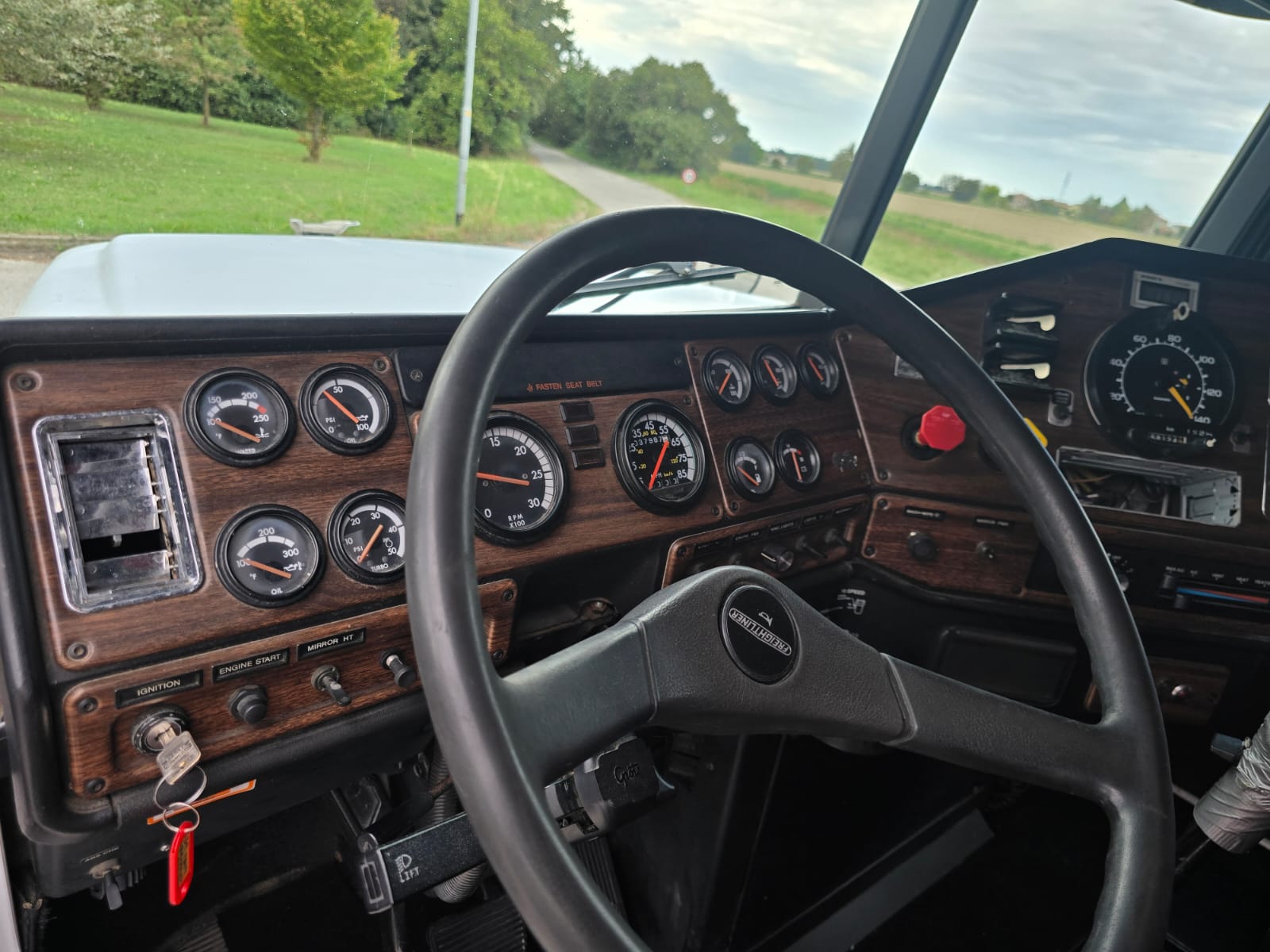 
								TRATTORE STRADALE FREIGHTLINER completo									