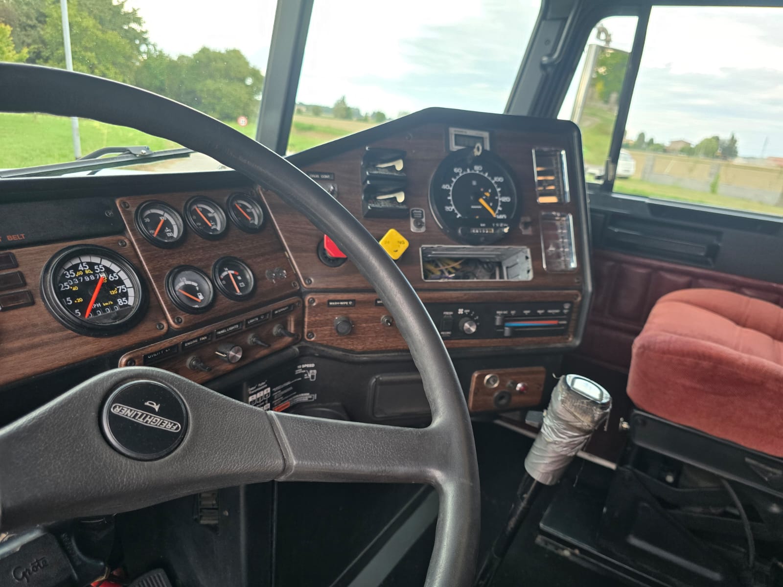 
								TRATTORE STRADALE FREIGHTLINER completo									