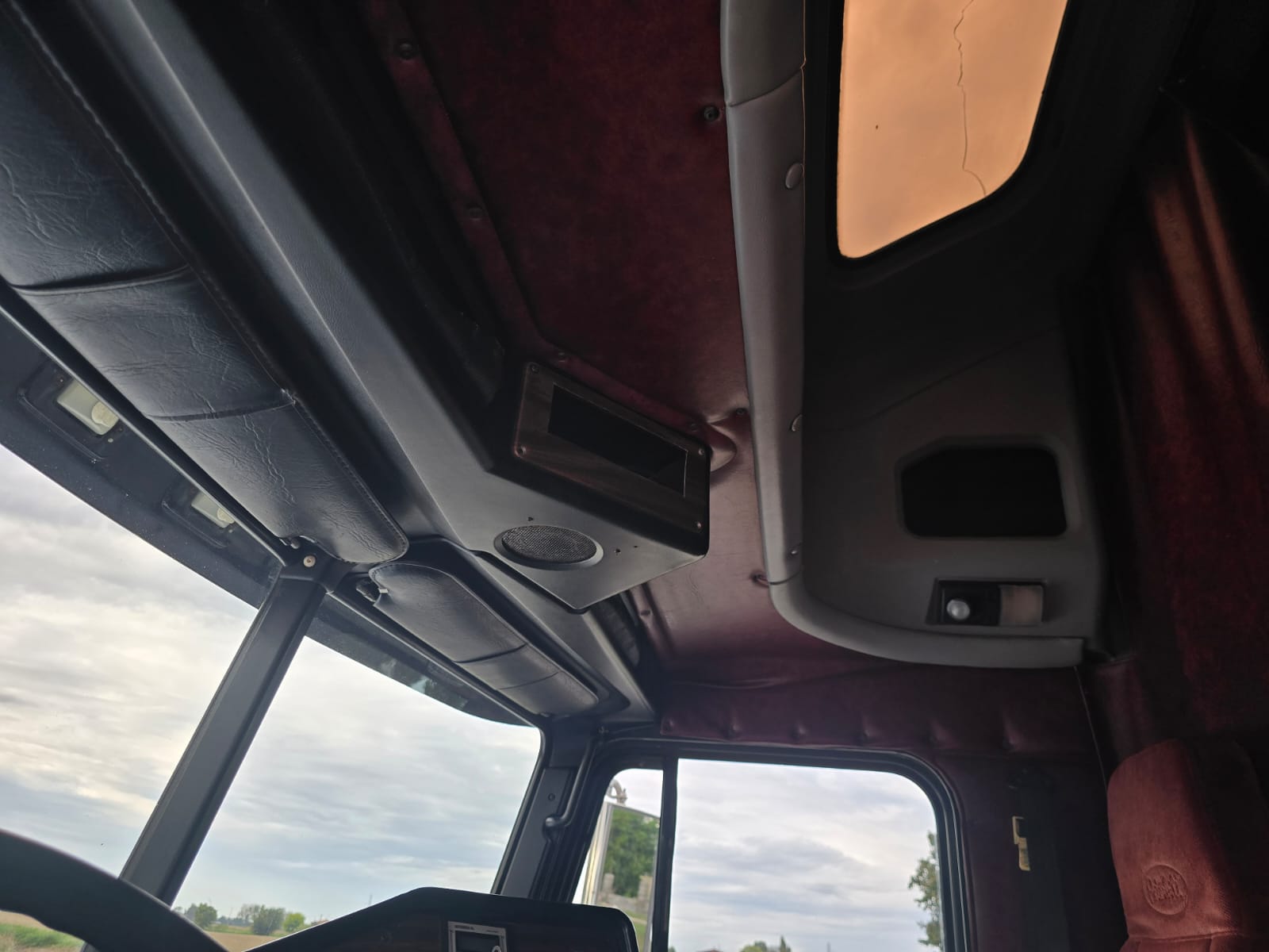 
								TRATTORE STRADALE FREIGHTLINER completo									