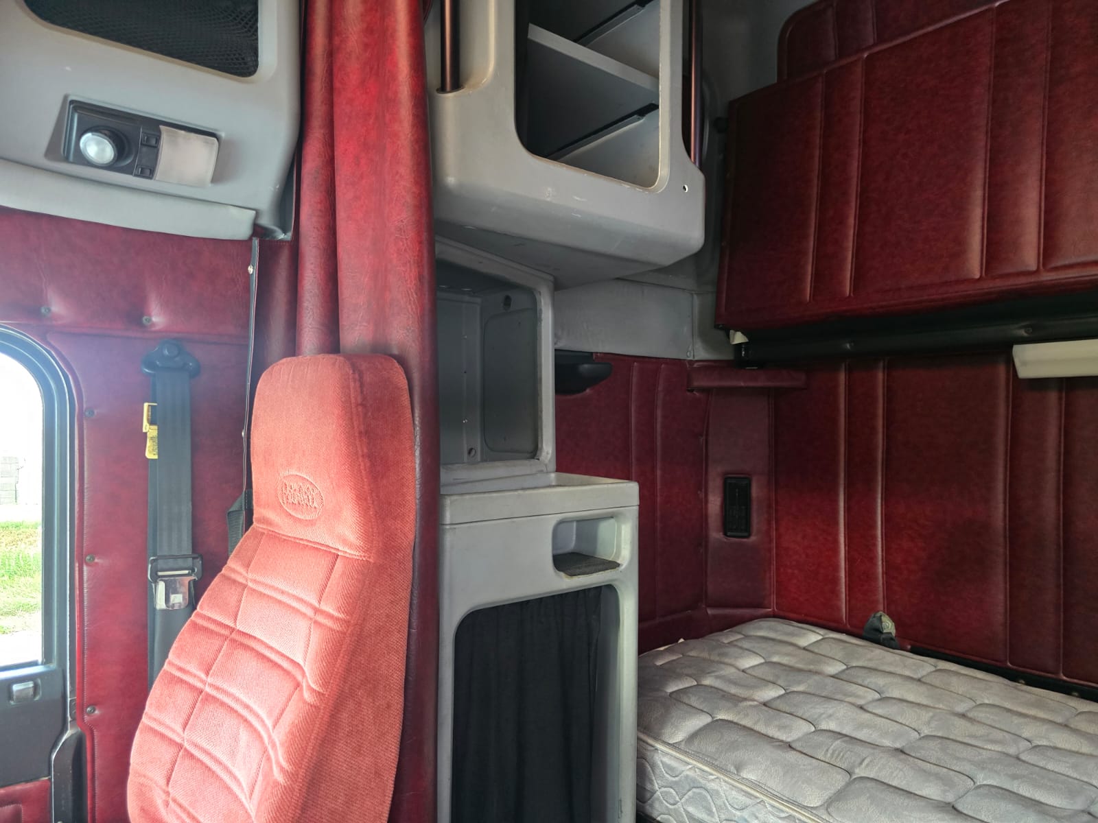 
								TRATTORE STRADALE FREIGHTLINER completo									