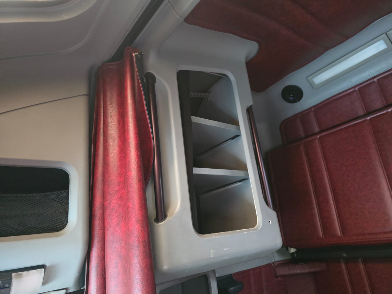 
								TRATTORE STRADALE FREIGHTLINER completo									