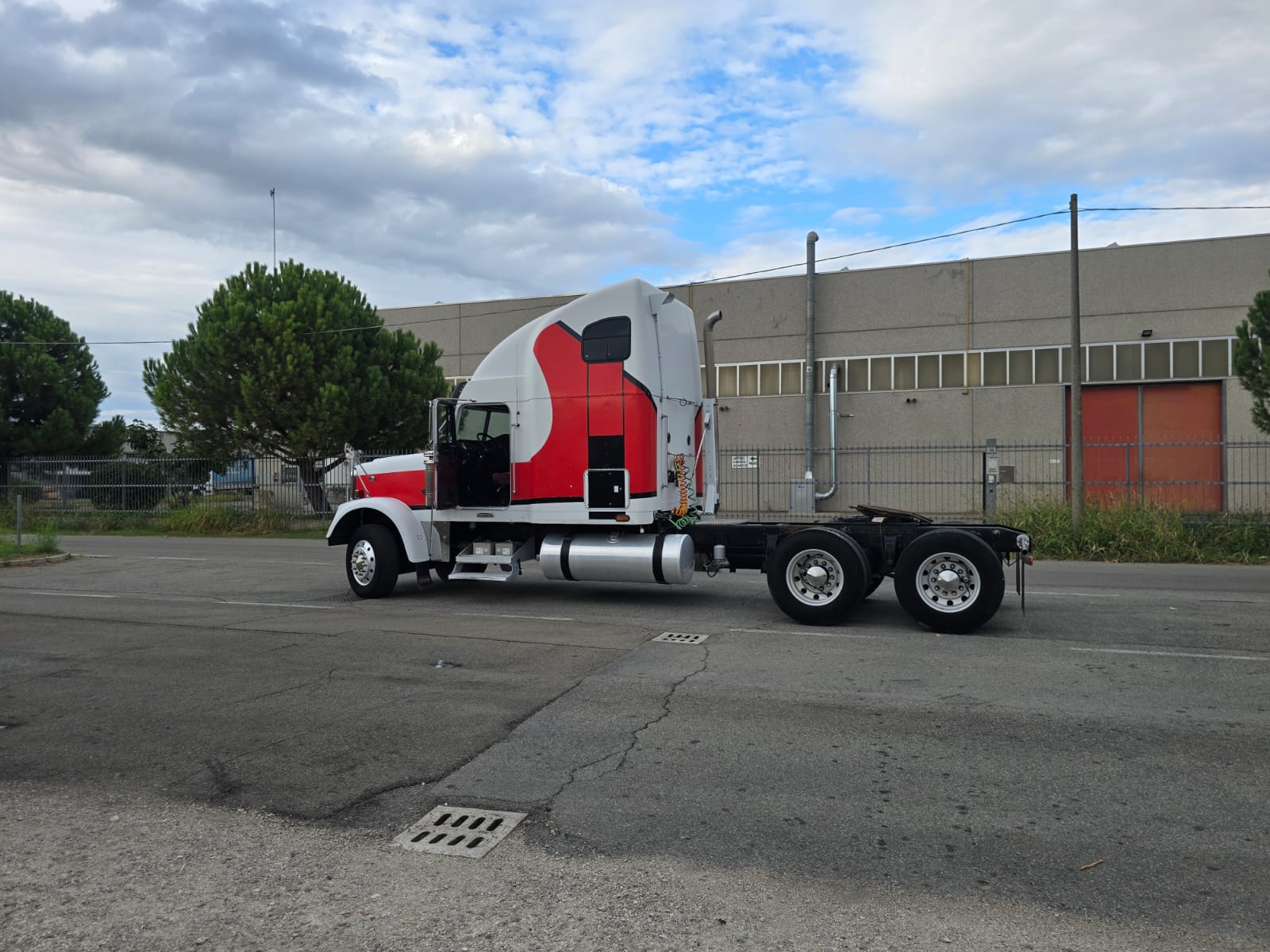 
								TRATTORE STRADALE FREIGHTLINER completo									