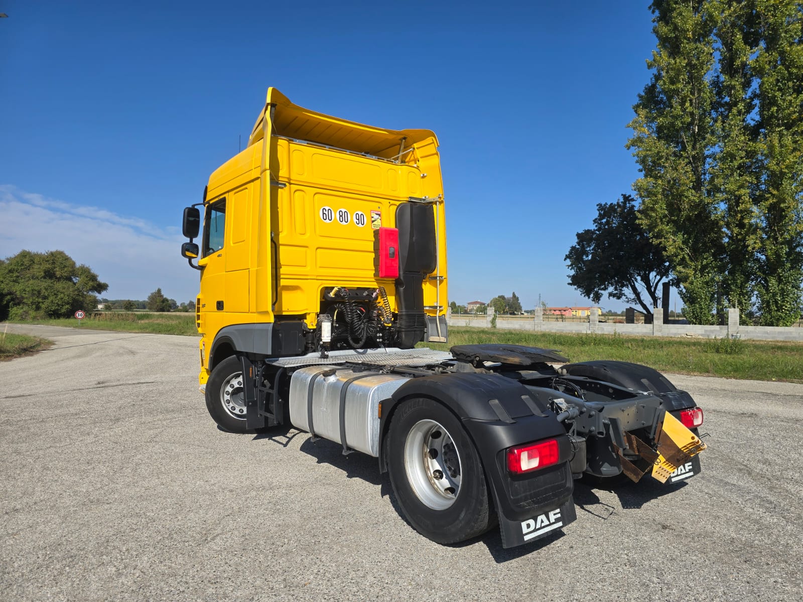 
								TRATTORE STRDALE DAF 450 completo									