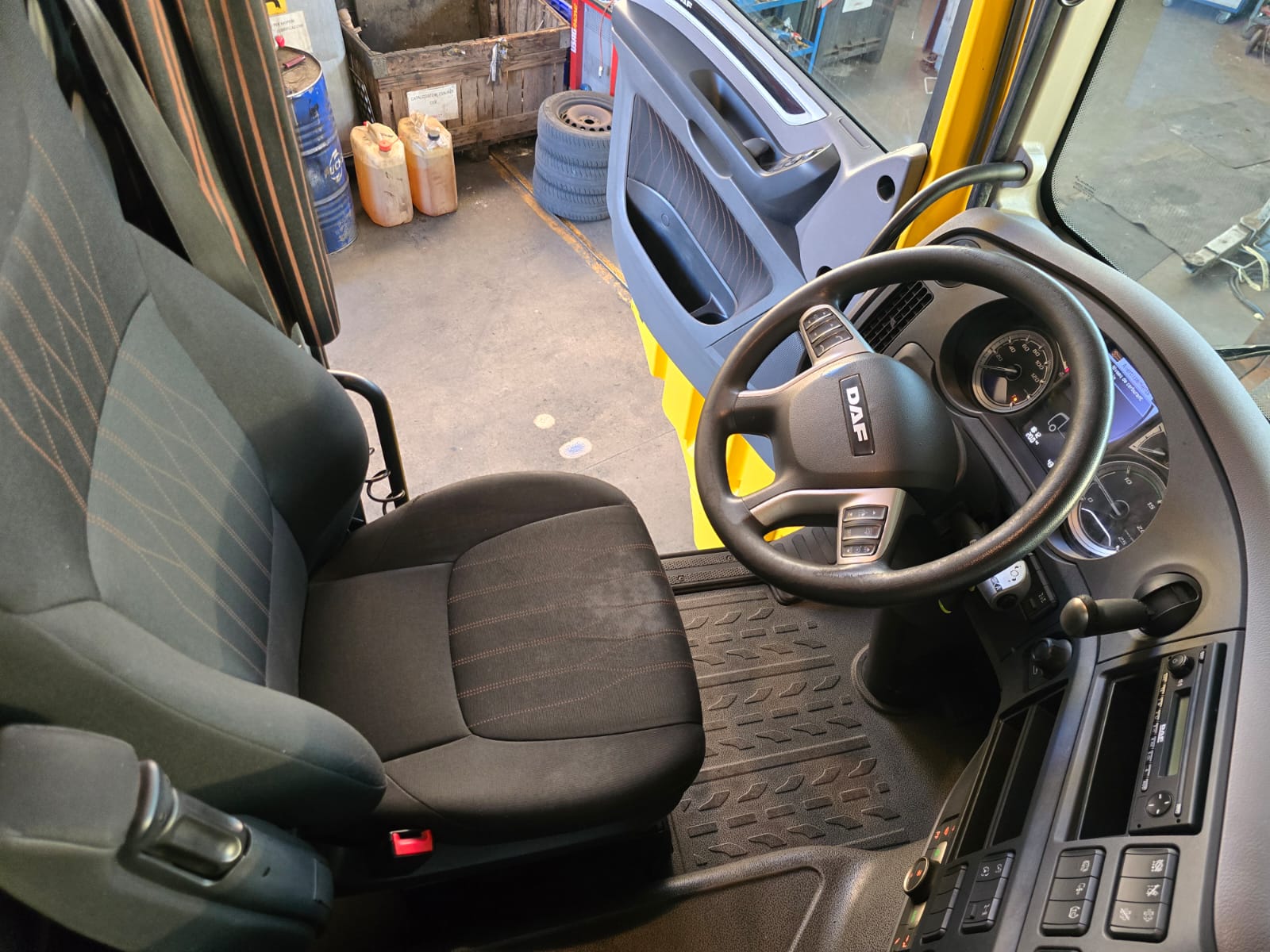 
								TRATTORE STRDALE DAF 450 completo									