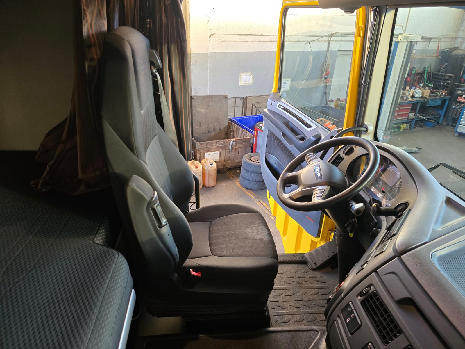 
								TRATTORE STRDALE DAF 450 completo									