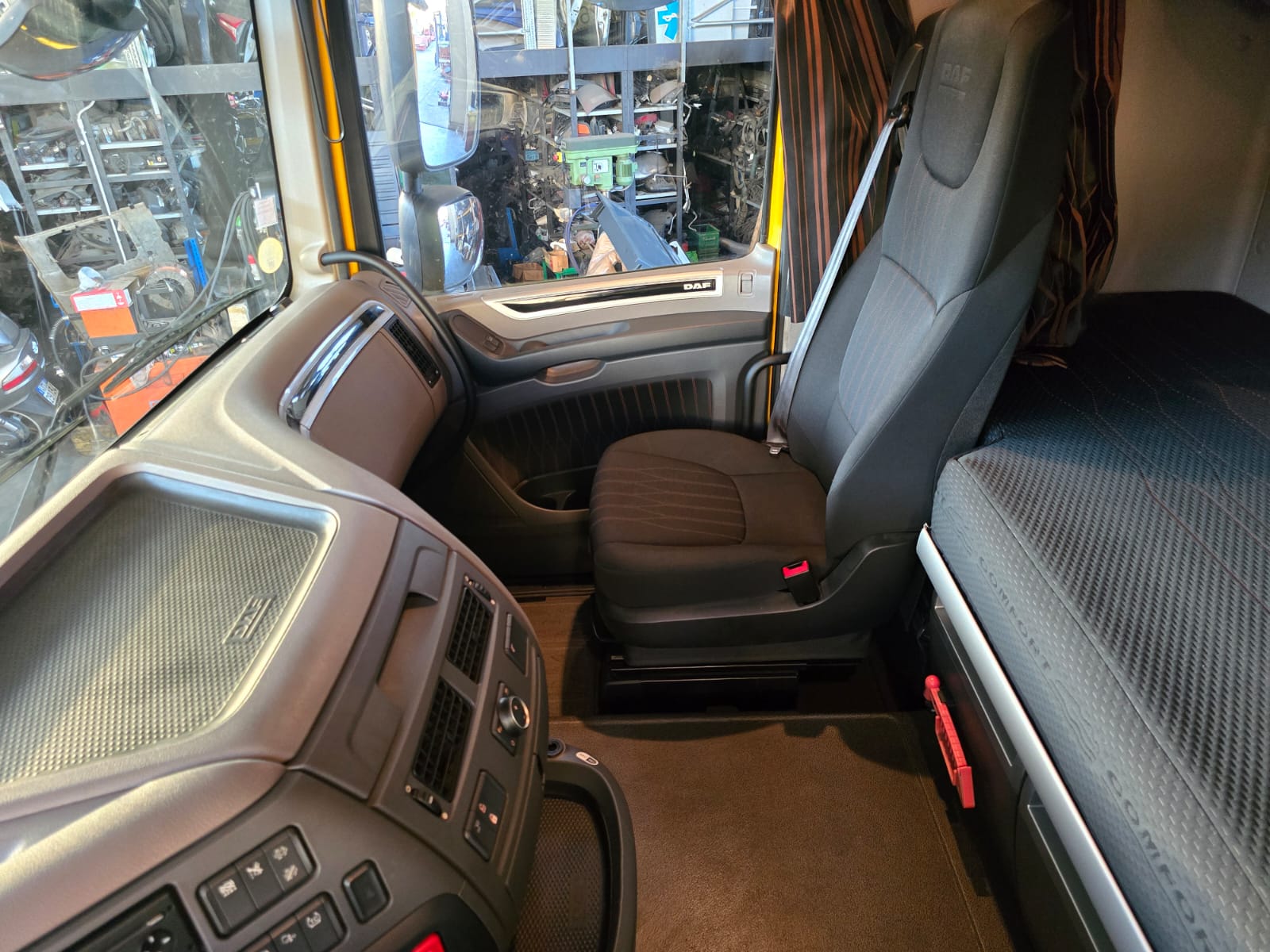 
								TRATTORE STRDALE DAF 450 completo									