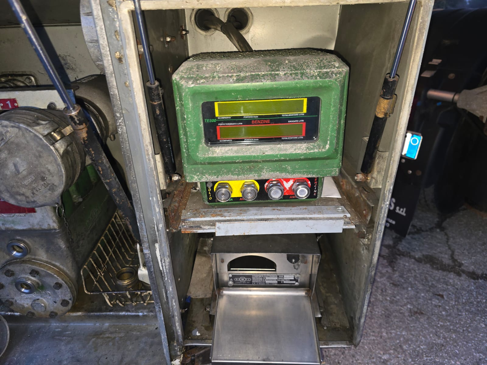 
								SEMIRIMORCHIO CISTERNA TRASPORTO CARBURANTE completo									