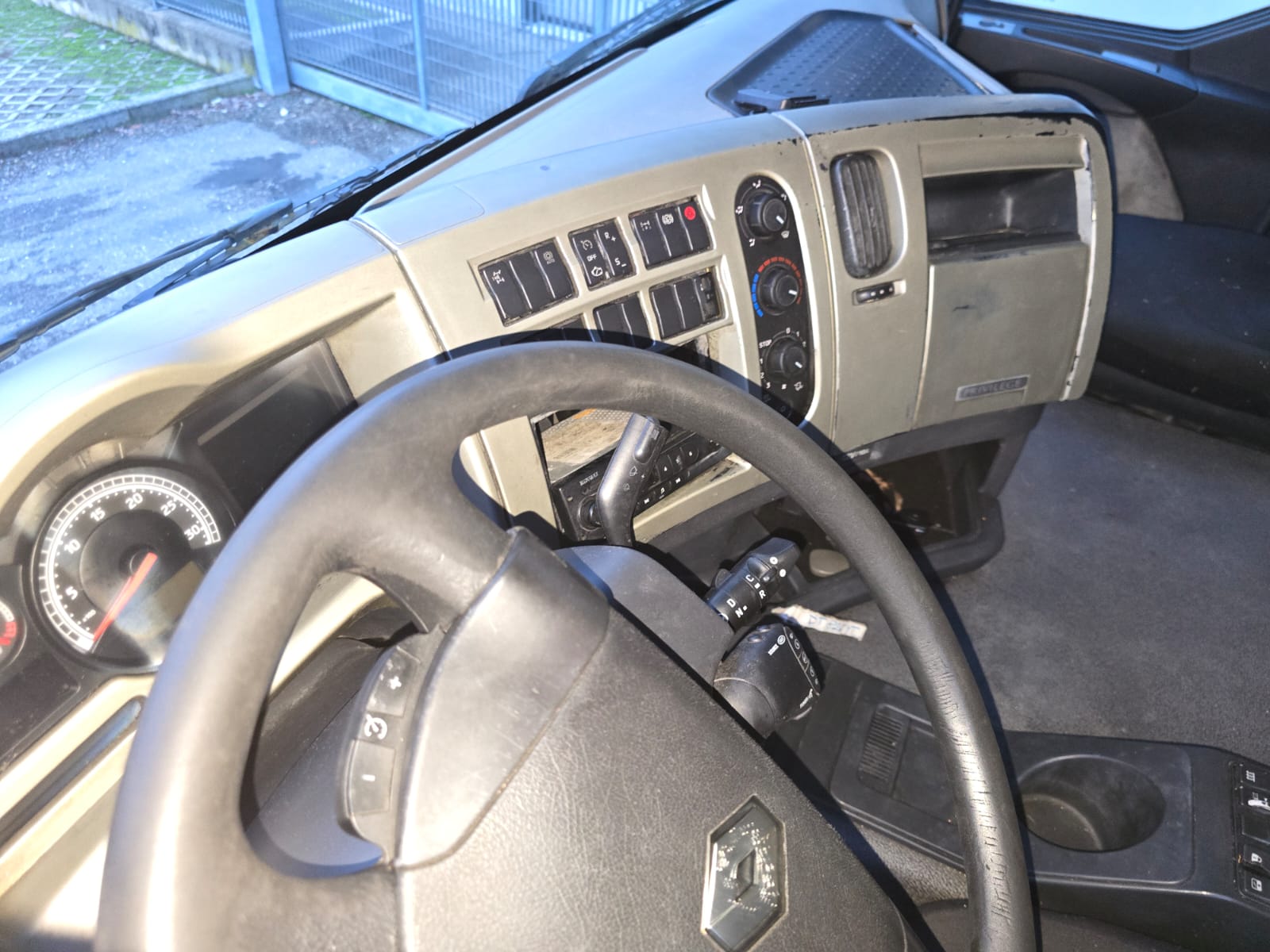 
								TRATTORE STRADALE RENAULT IN ADR completo									