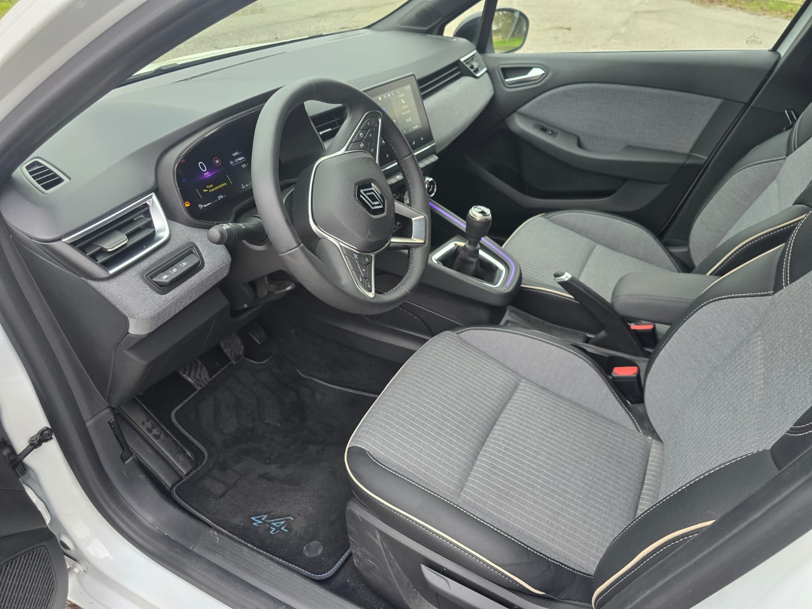 
								RENAULT CLIO completo									