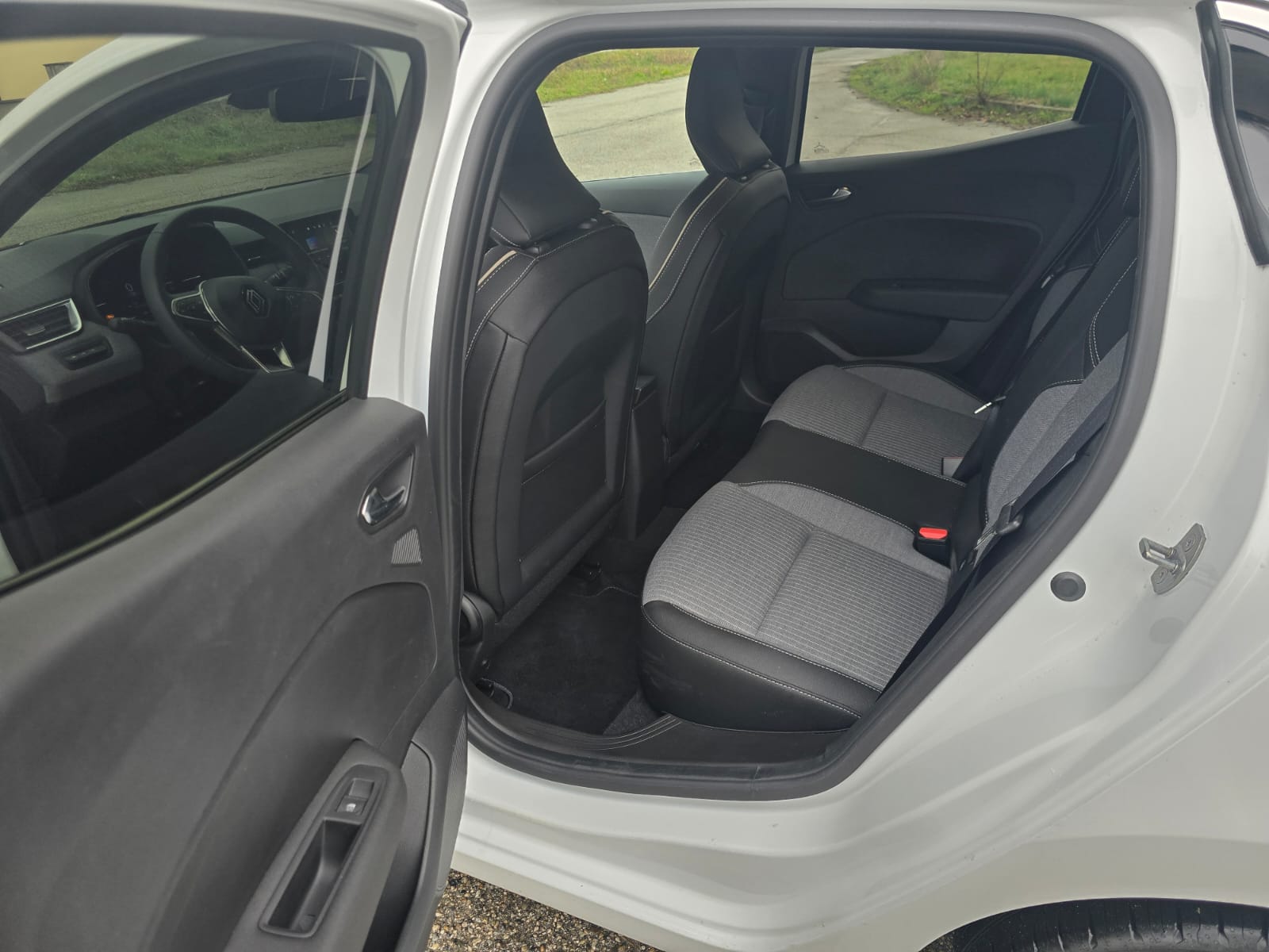 
								RENAULT CLIO completo									