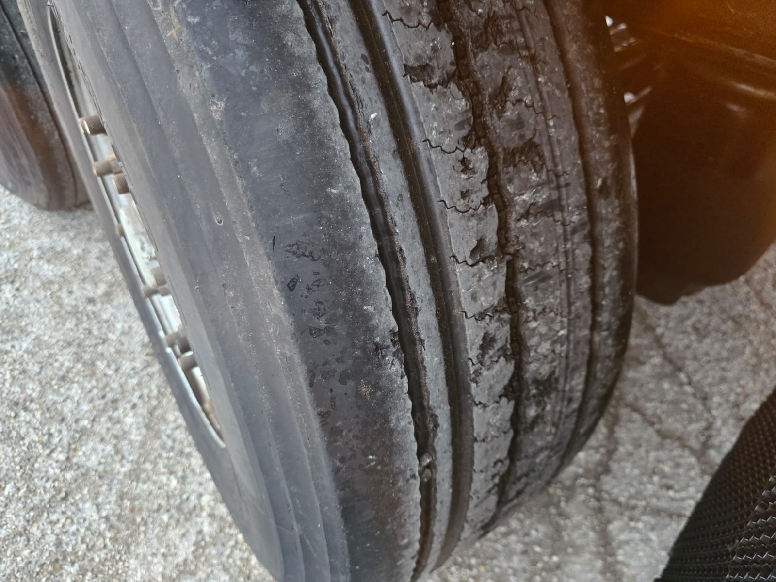 
								SEMIRIMORCHIO SCHMITZ GOTHA completo									