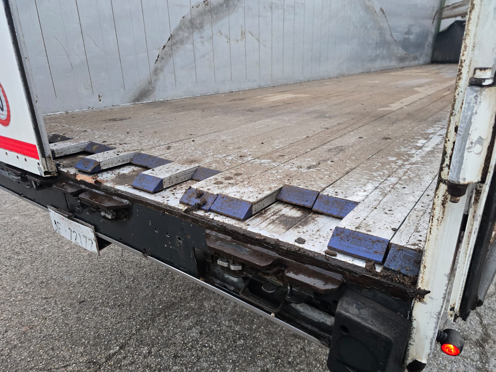 
								SEMIRIMORCHIO SCHMITZ GOTHA completo									