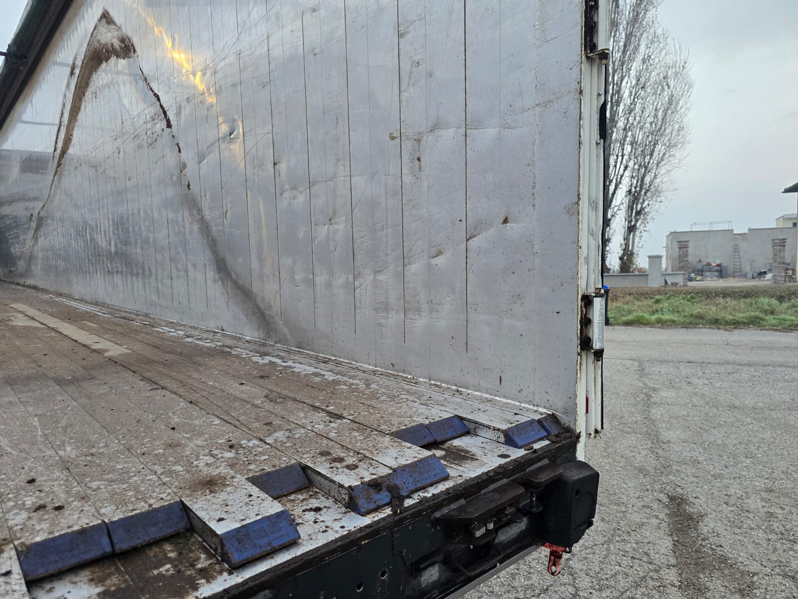 
								SEMIRIMORCHIO SCHMITZ GOTHA completo									