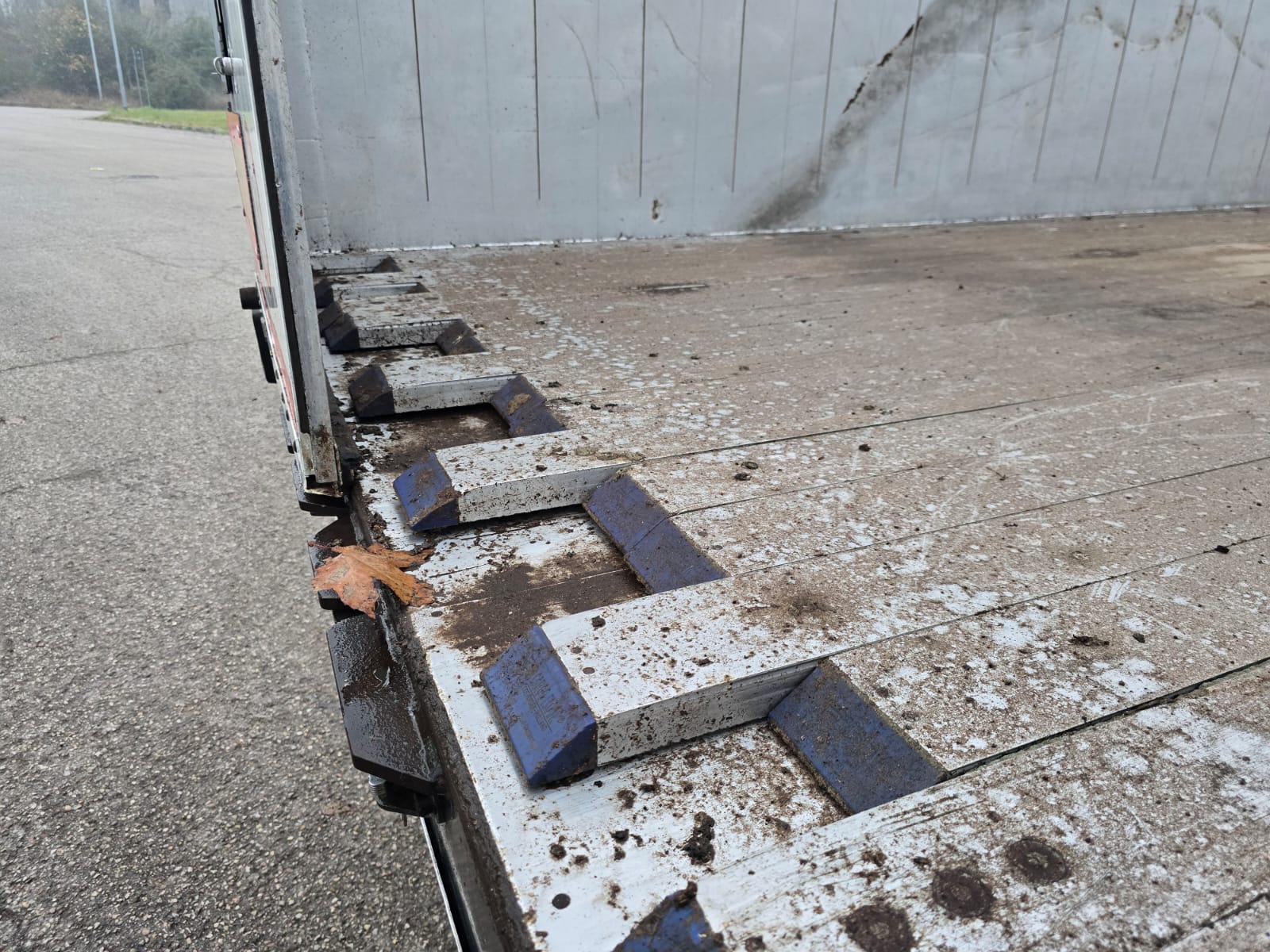 
								SEMIRIMORCHIO SCHMITZ GOTHA completo									