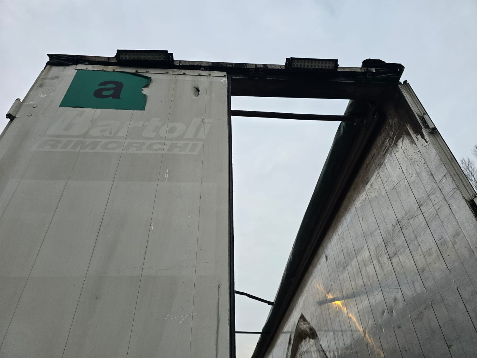 
								SEMIRIMORCHIO SCHMITZ GOTHA completo									