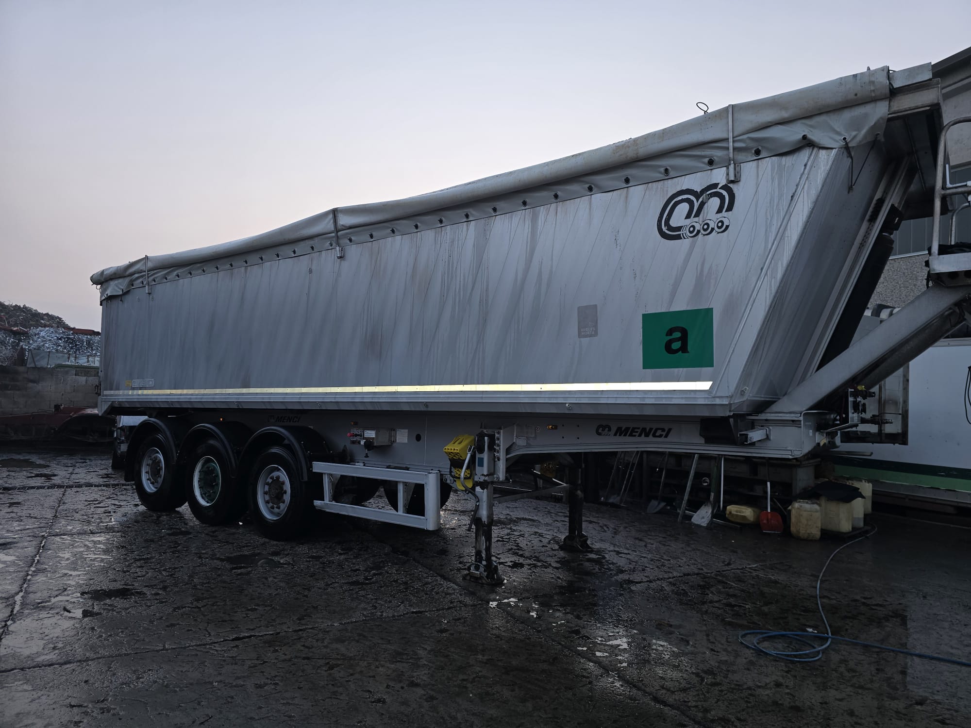 
								SEMIRIMORCHIO CASSONE RIBALTABILE POSTERIORE MENCI completo									