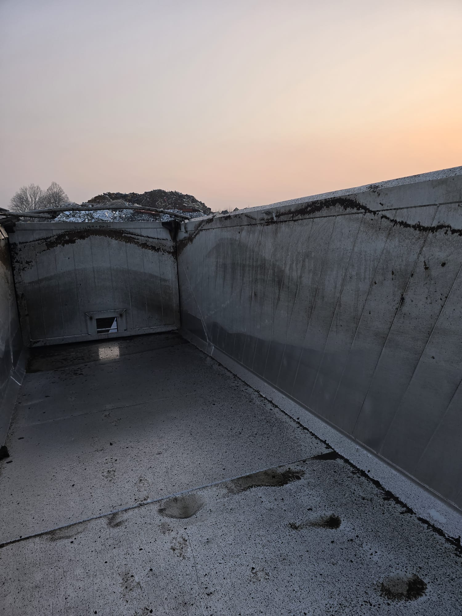 
								SEMIRIMORCHIO CASSONE RIBALTABILE POSTERIORE MENCI completo									