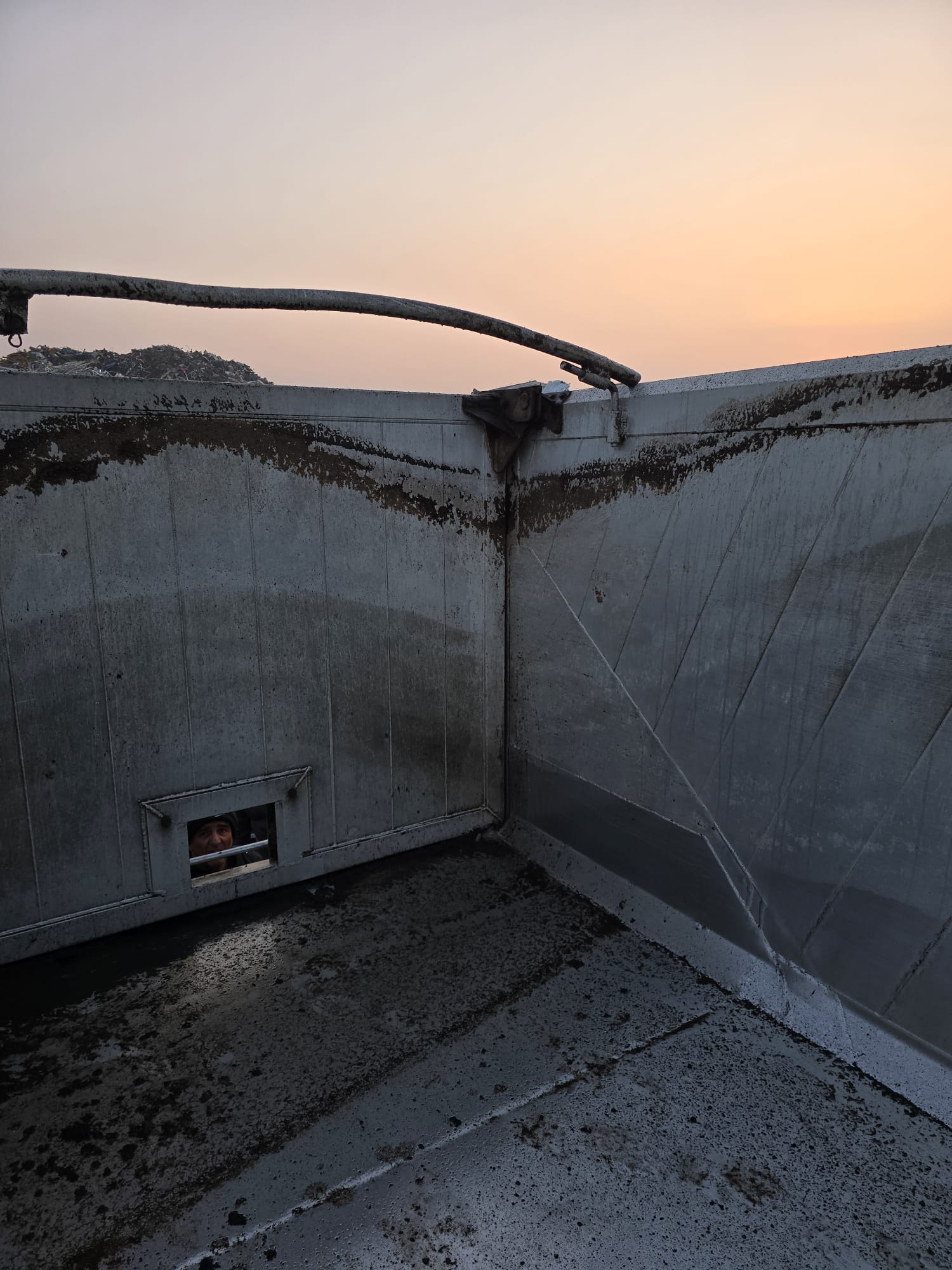 
								SEMIRIMORCHIO CASSONE RIBALTABILE POSTERIORE MENCI completo									