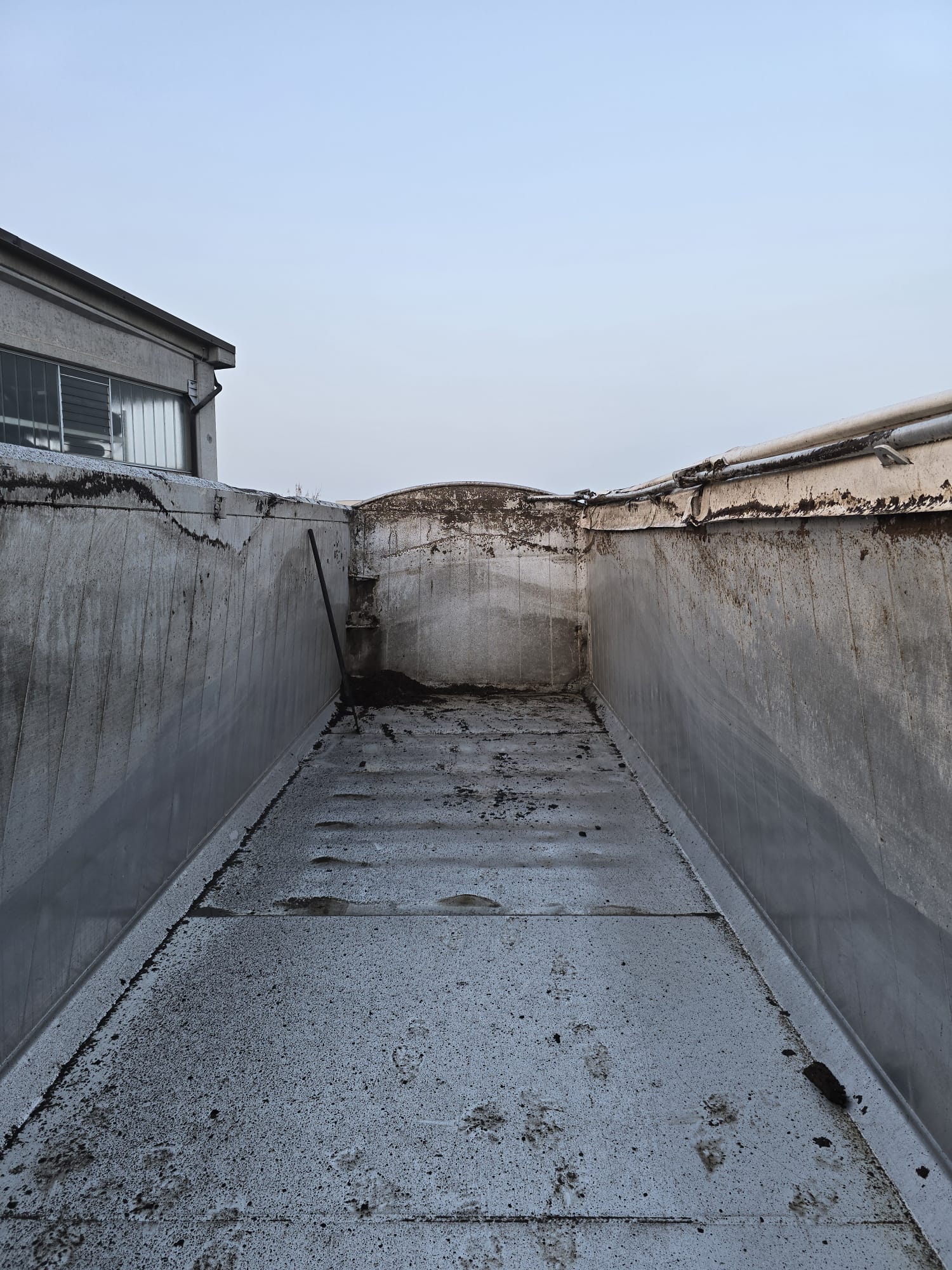 
								SEMIRIMORCHIO CASSONE RIBALTABILE POSTERIORE MENCI completo									