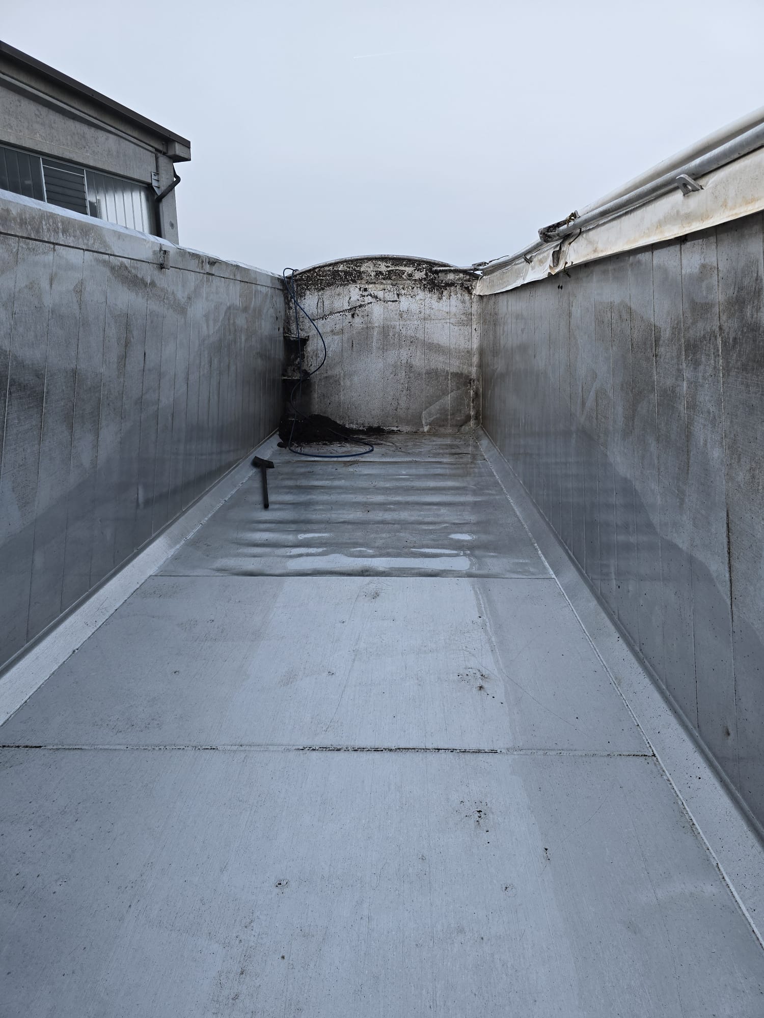 
								SEMIRIMORCHIO CASSONE RIBALTABILE POSTERIORE MENCI completo									