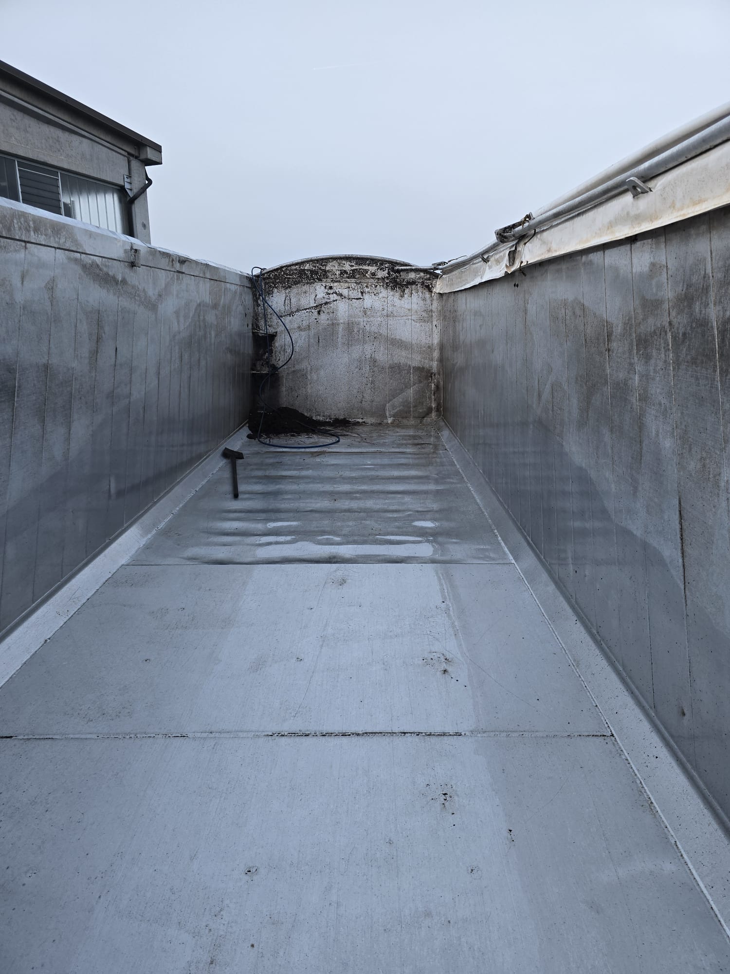 
								SEMIRIMORCHIO CASSONE RIBALTABILE POSTERIORE MENCI completo									