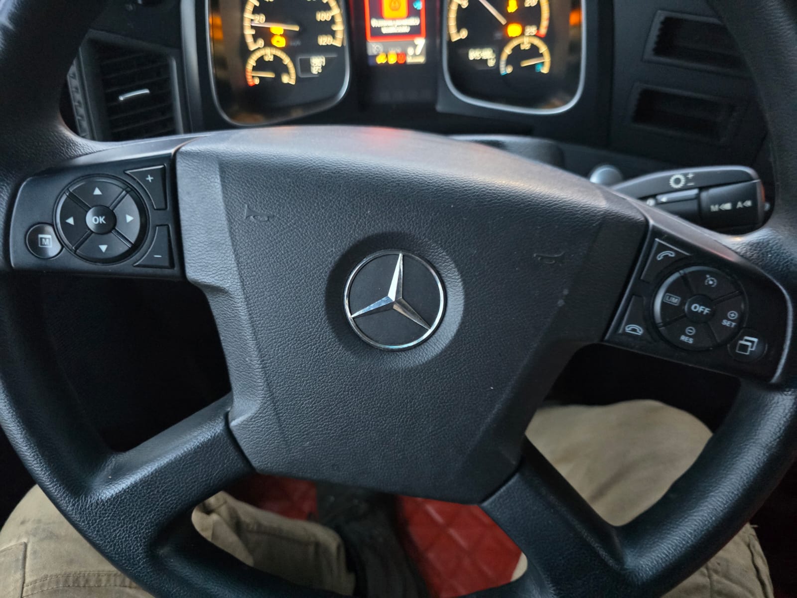 
								TRATTORE STRADALE MERCEDES ACTROS 1845 LS completo									