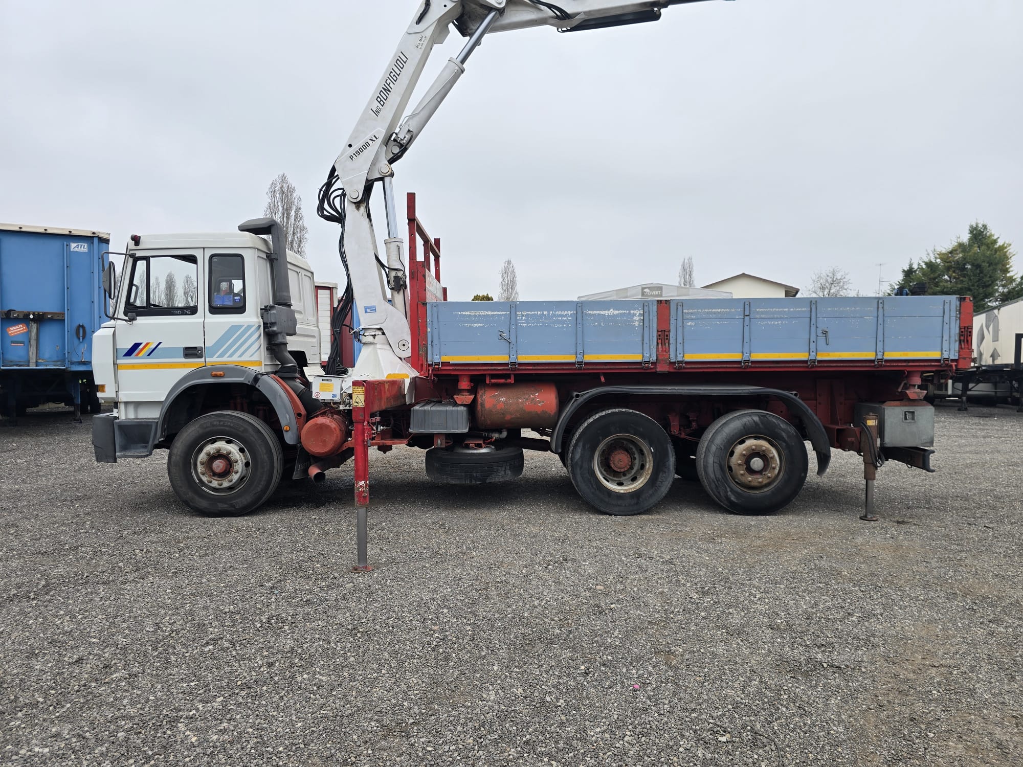 
								IVECO 190 26 CON GRU completo									