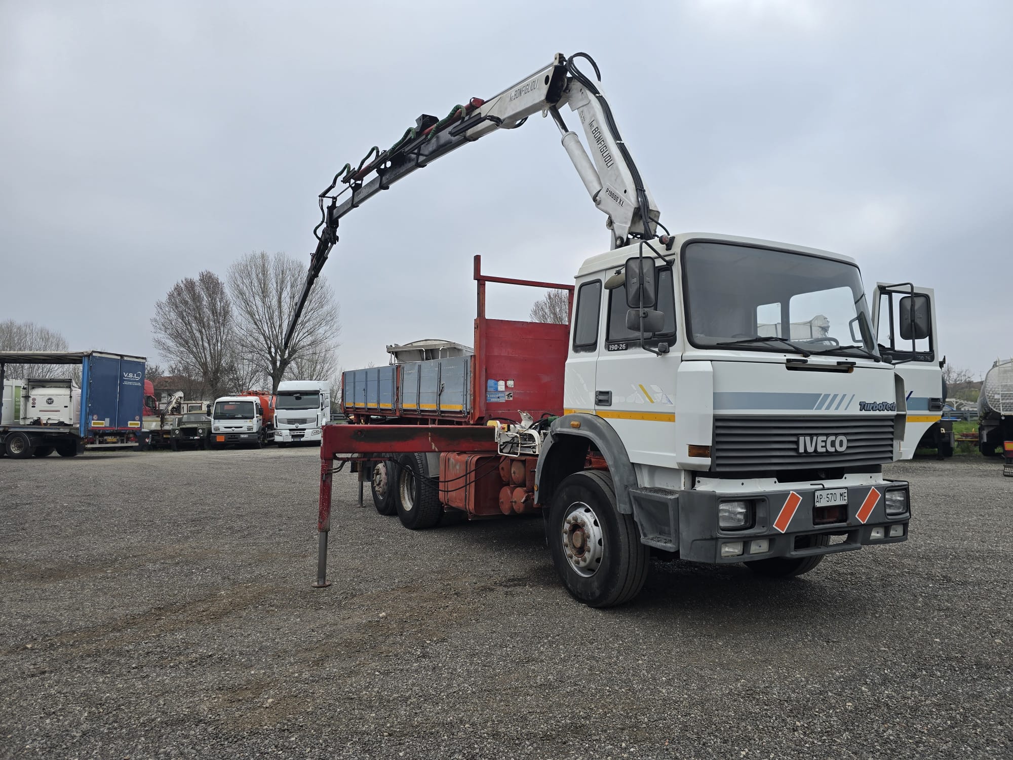 
								IVECO 190 26 CON GRU completo									