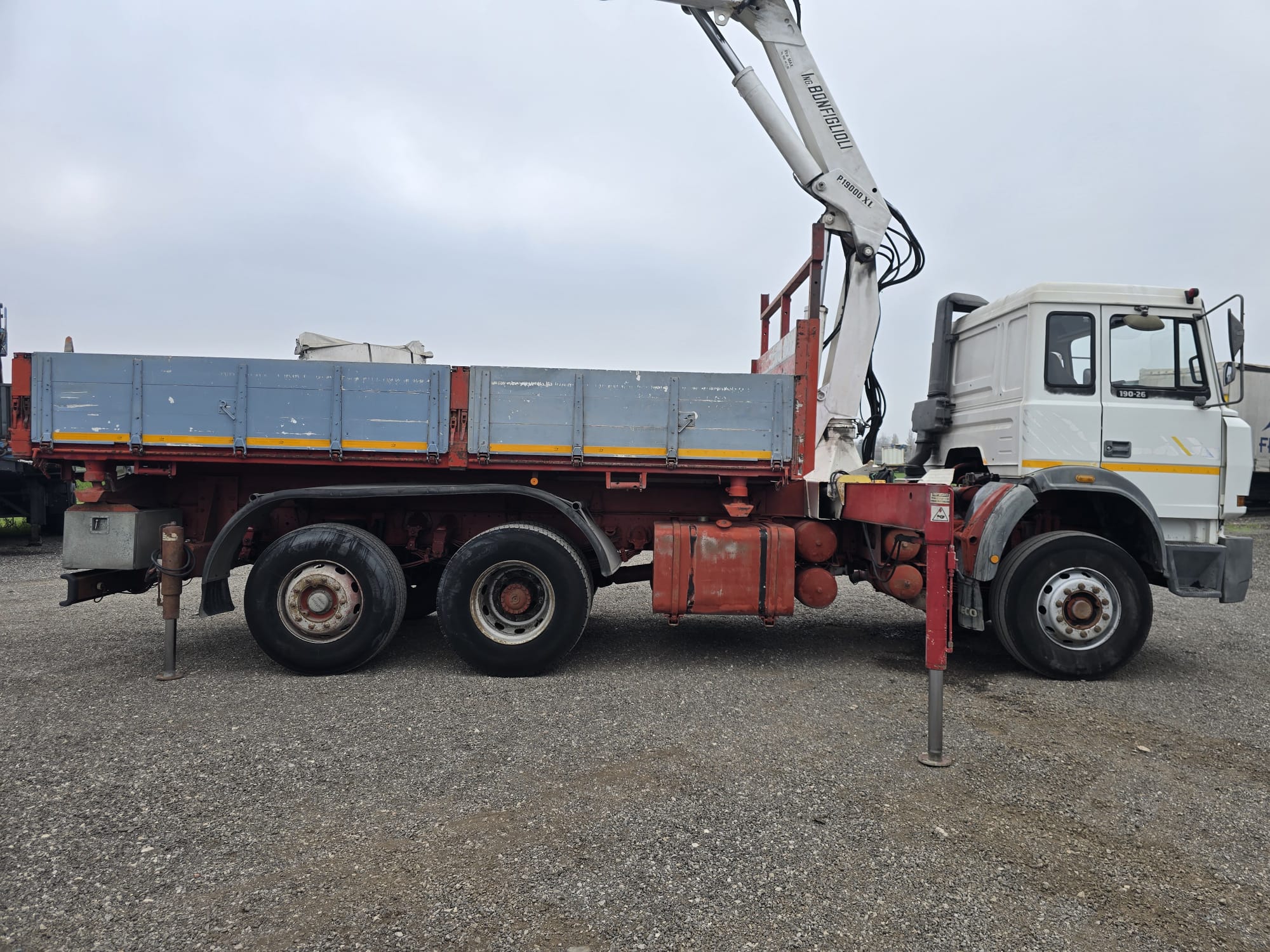 
								IVECO 190 26 CON GRU completo									