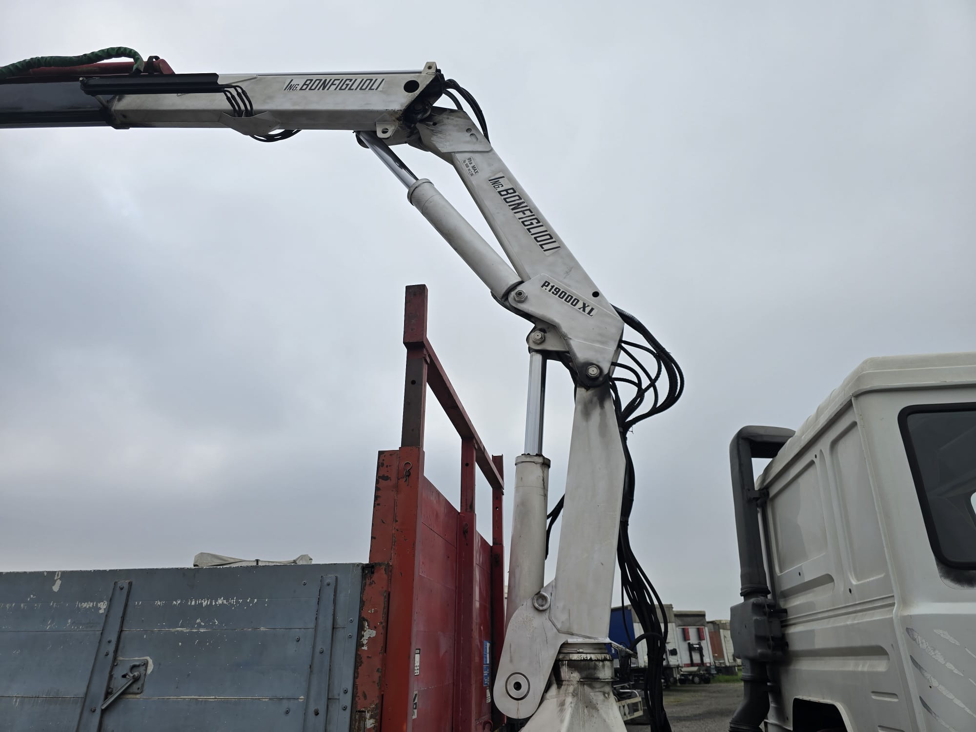 
								IVECO 190 26 CON GRU completo									