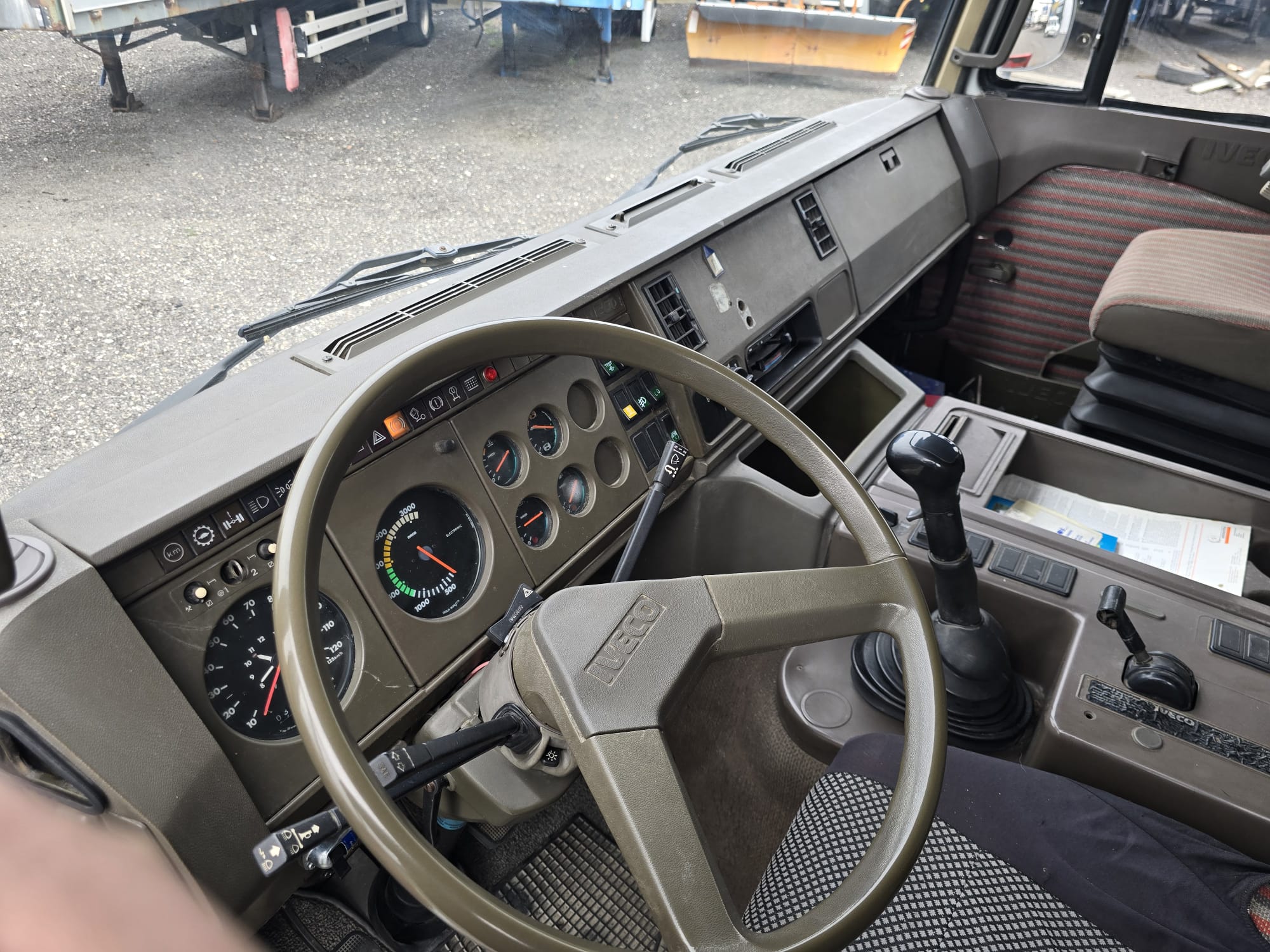 
								IVECO 190 26 CON GRU completo									