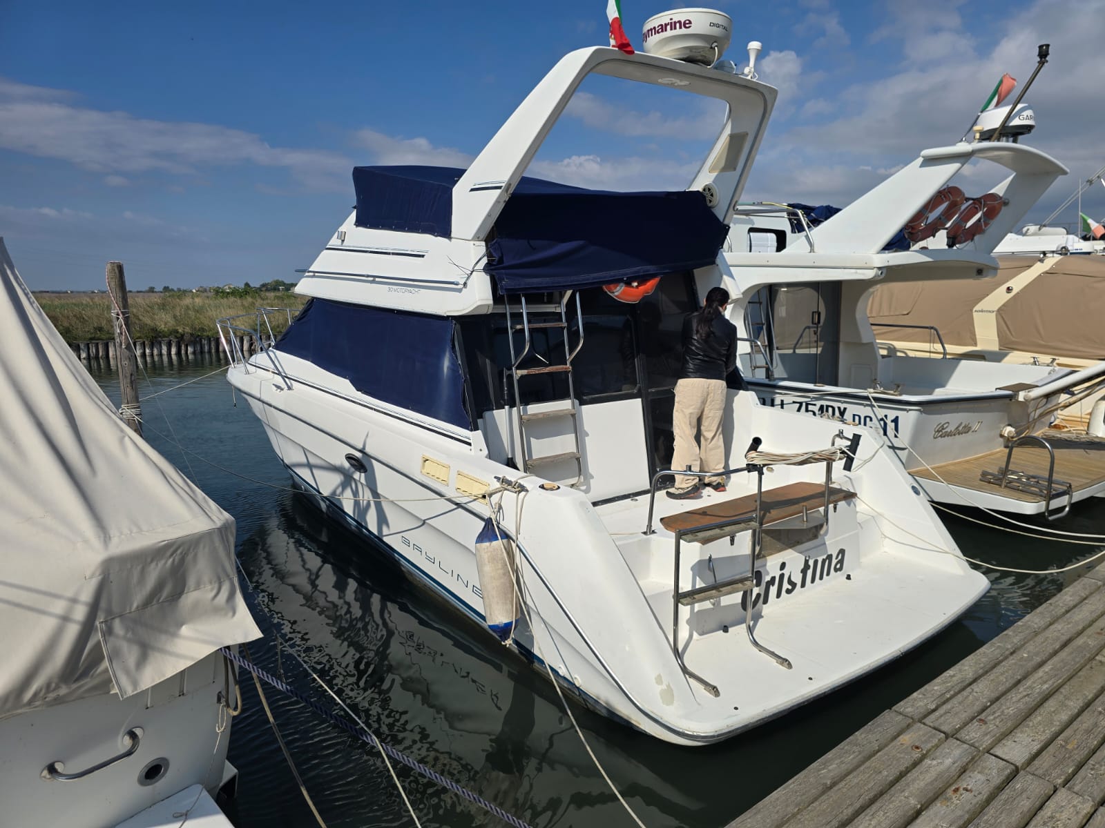 
								BARCA NATANTE BAYLINER CON FLYBRIDGE completo									