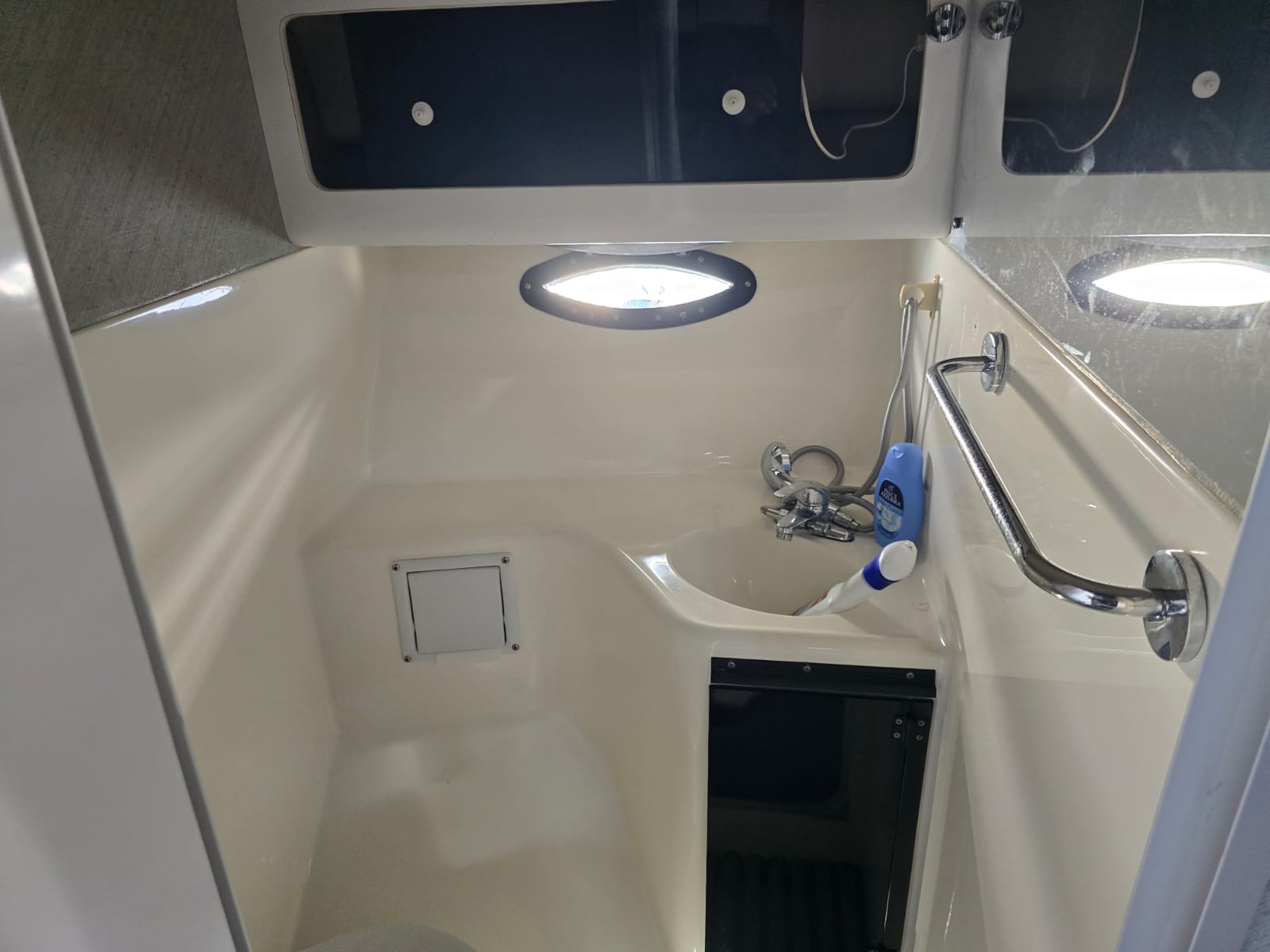 
								BARCA NATANTE BAYLINER CON FLYBRIDGE completo									