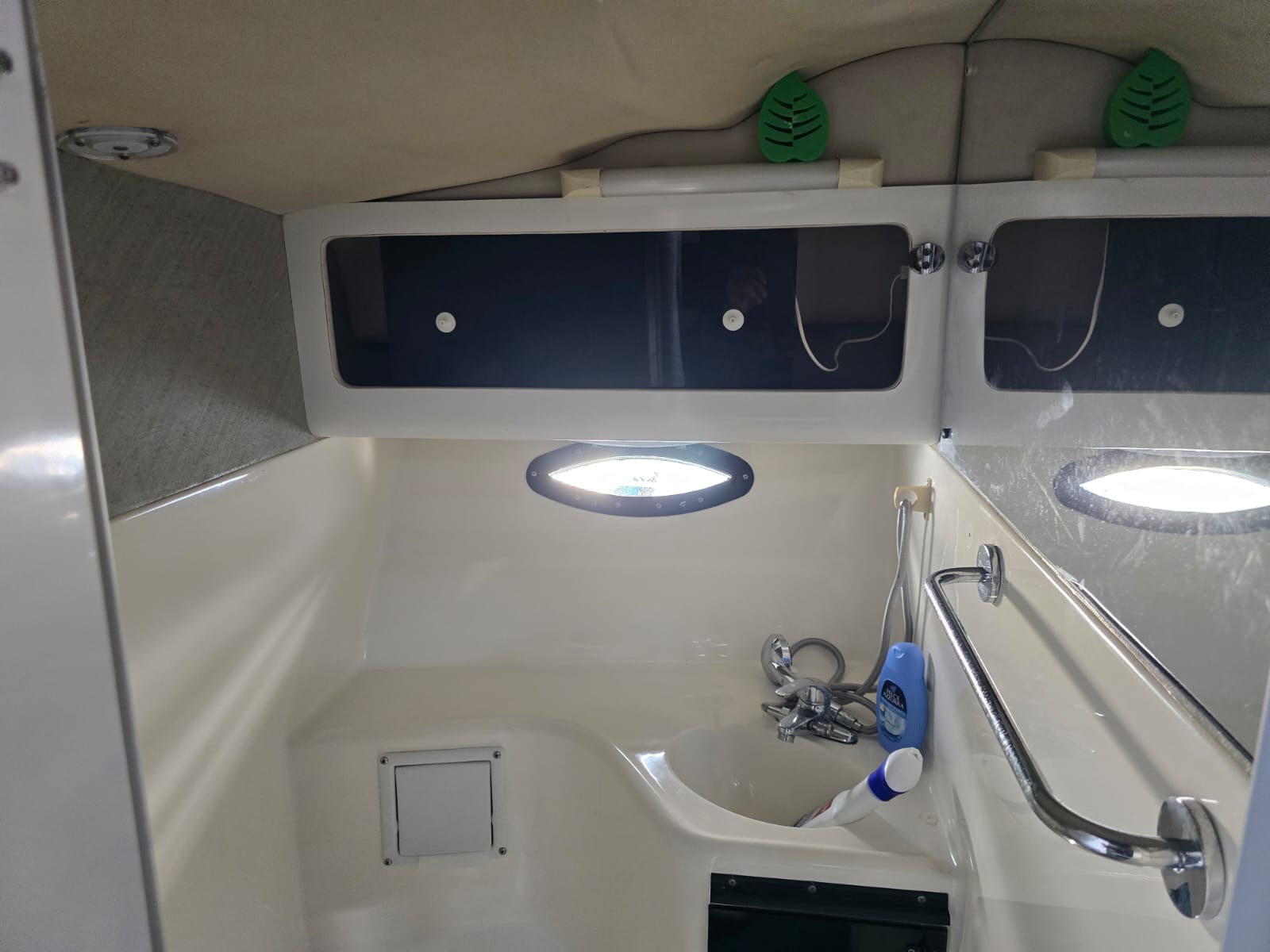 
								BARCA NATANTE BAYLINER CON FLYBRIDGE completo									