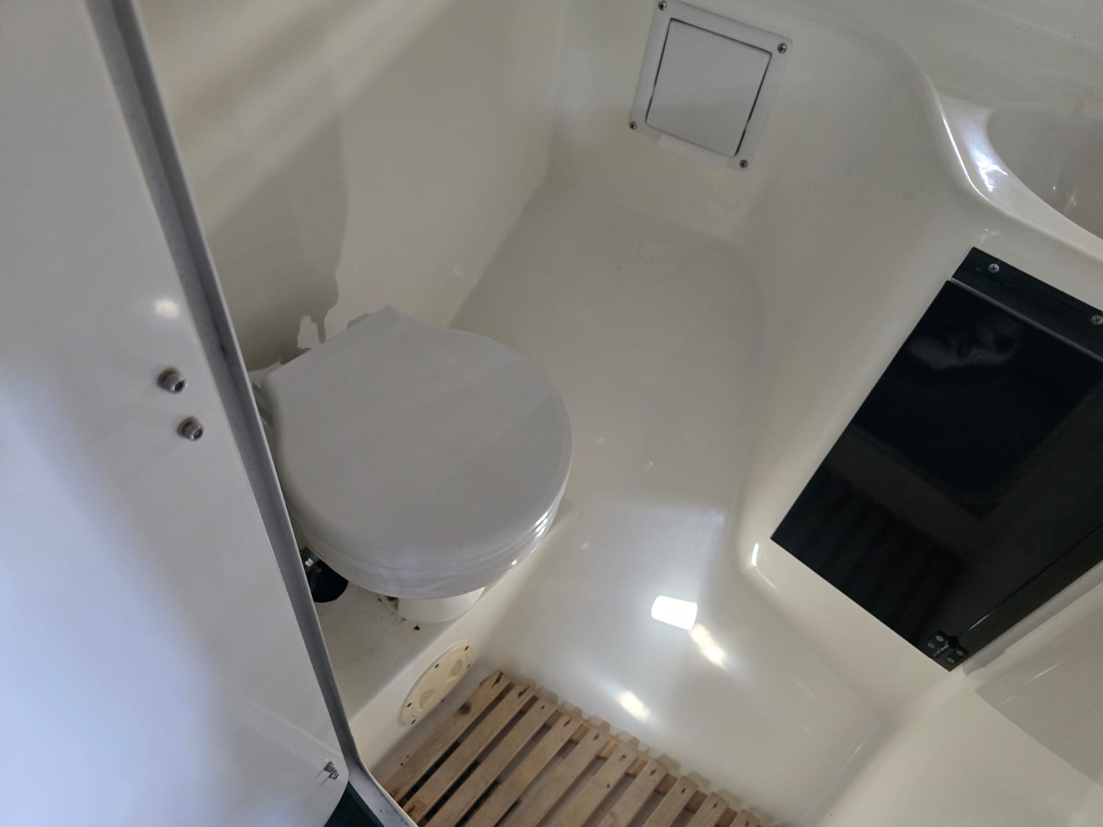 
								BARCA NATANTE BAYLINER CON FLYBRIDGE completo									