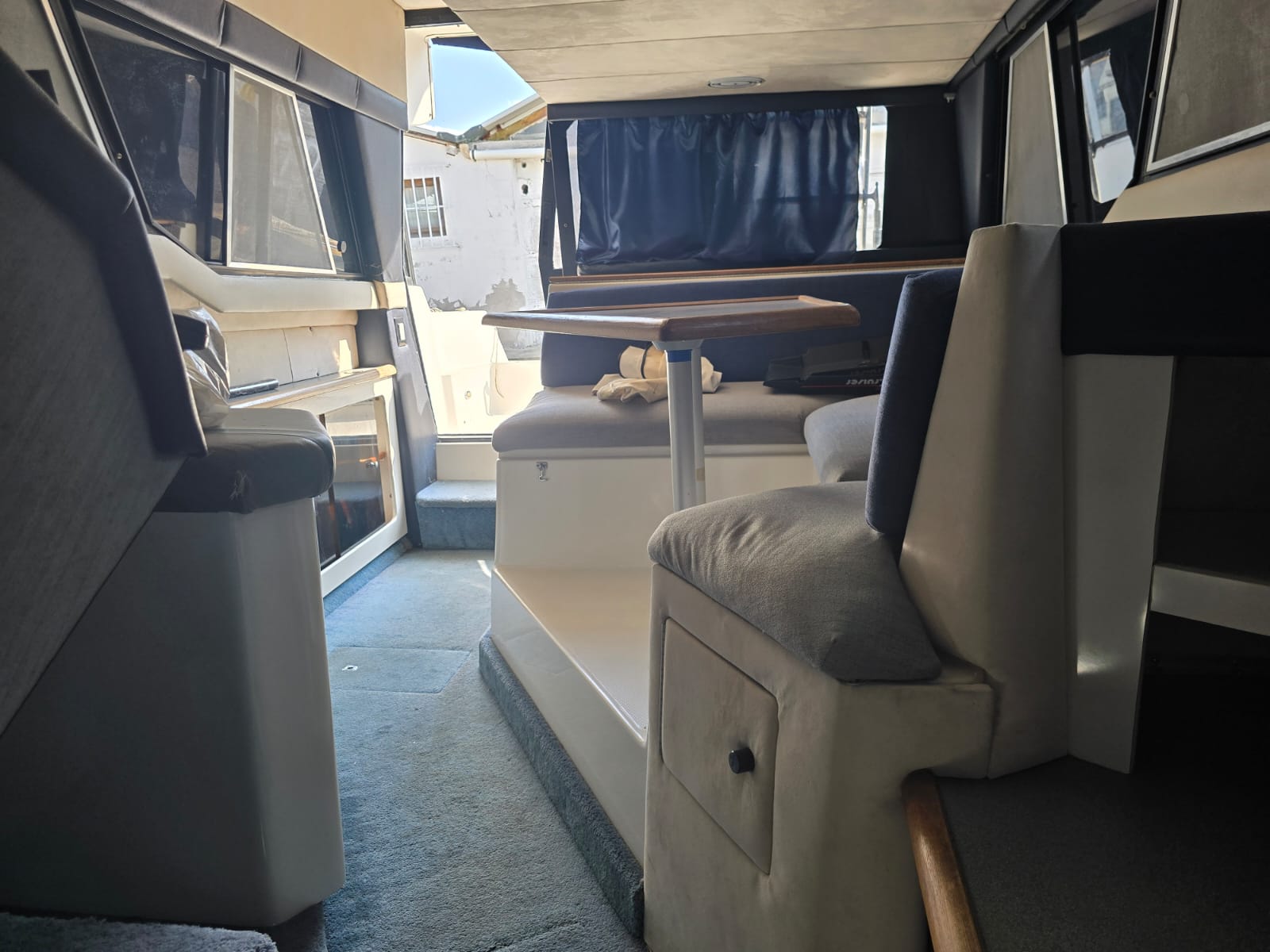 
								BARCA NATANTE BAYLINER CON FLYBRIDGE completo									