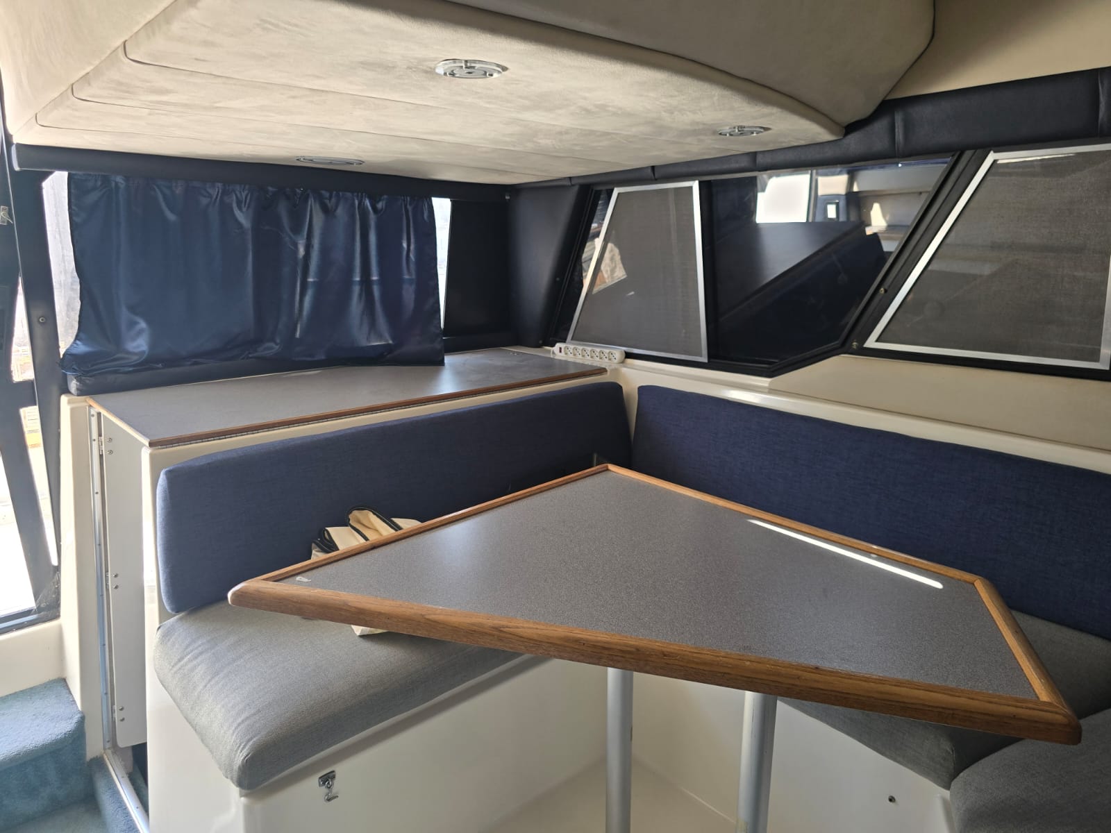 
								BARCA NATANTE BAYLINER CON FLYBRIDGE completo									
